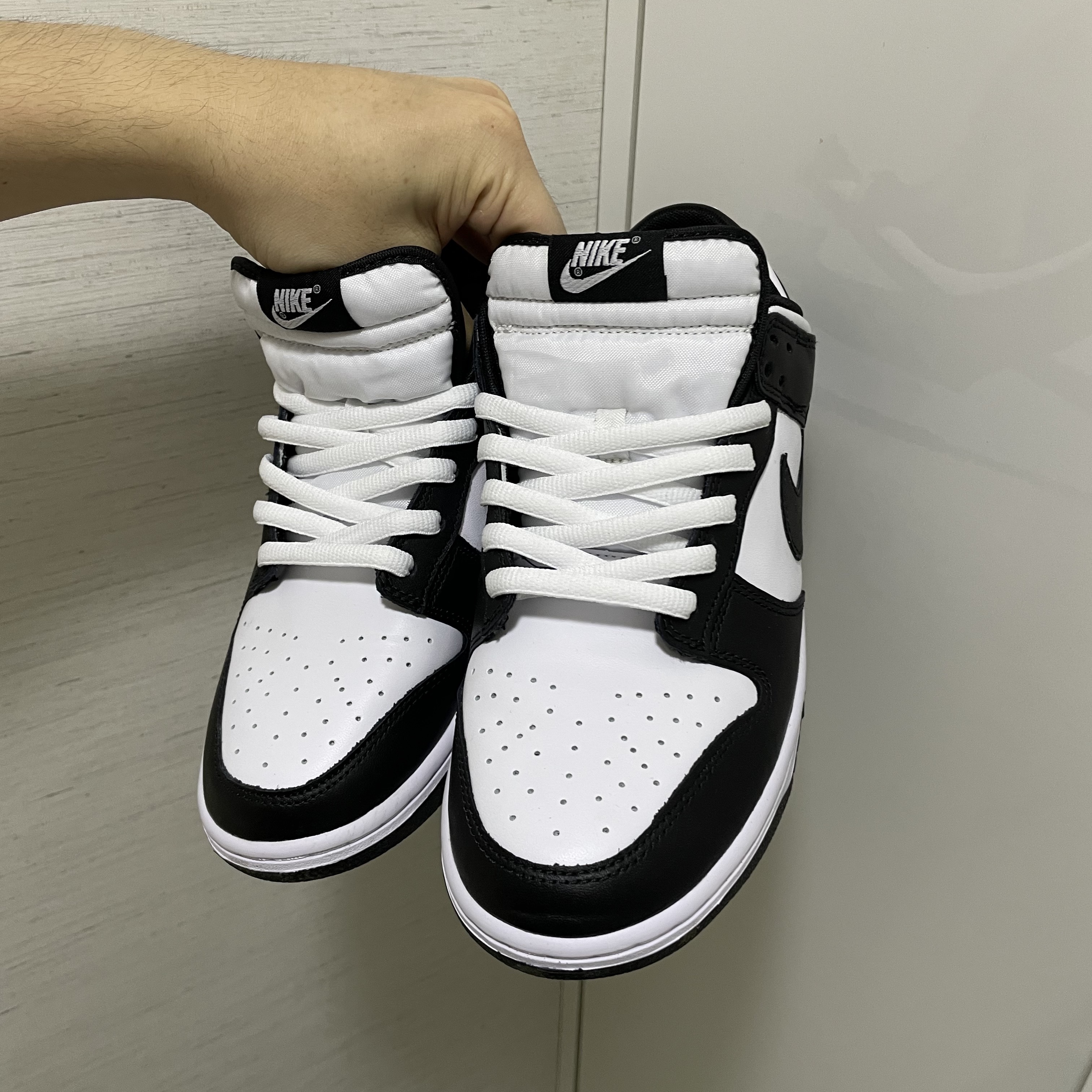 Nike Dunk Low Retro Black, Jordan 1 Retro High OG Dark Marina Blue 착용 스타일 - 1