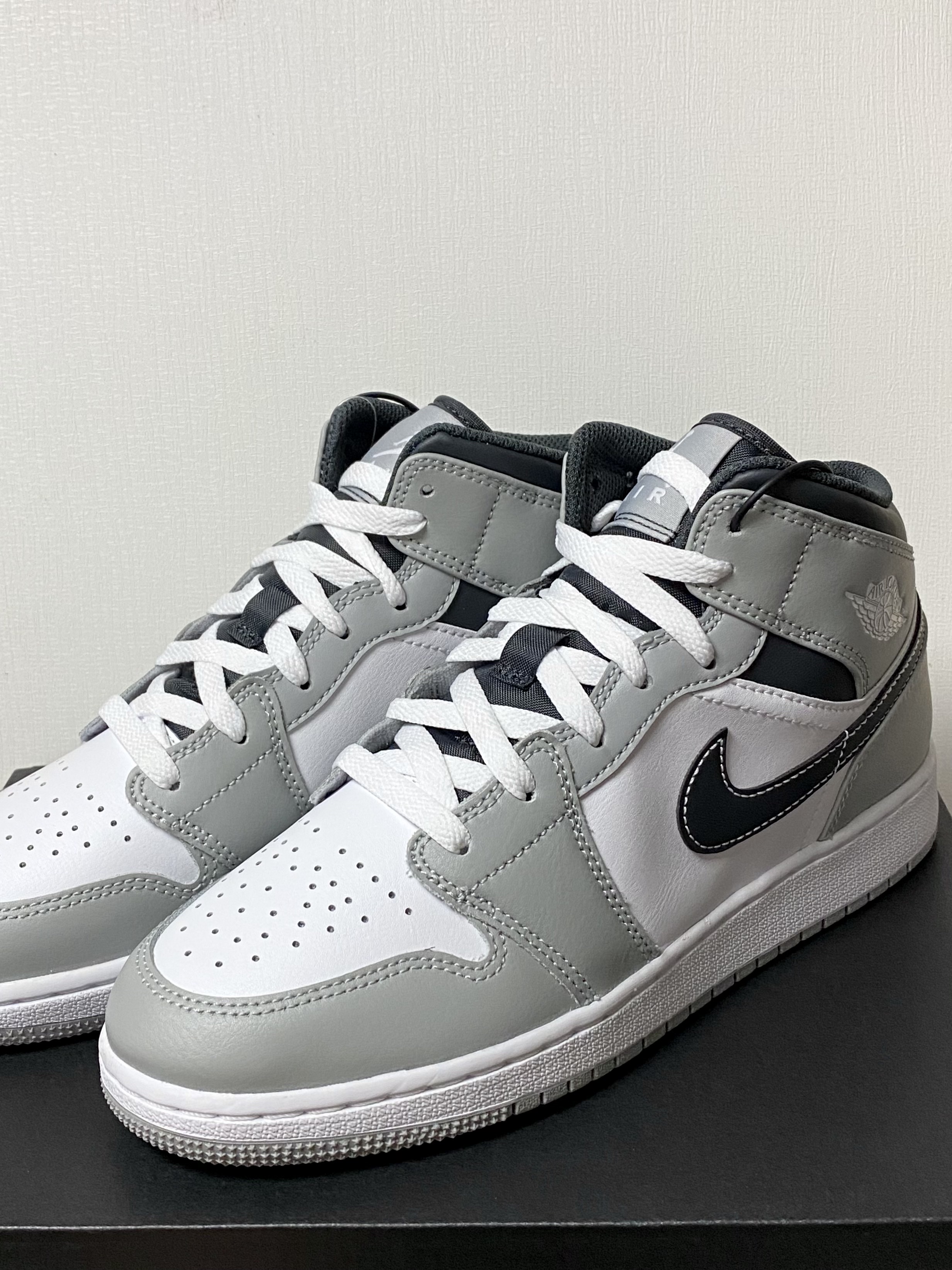 (GS) Jordan 1 Mid Light Smoke Grey Anthracite 착용 스타일 - 2