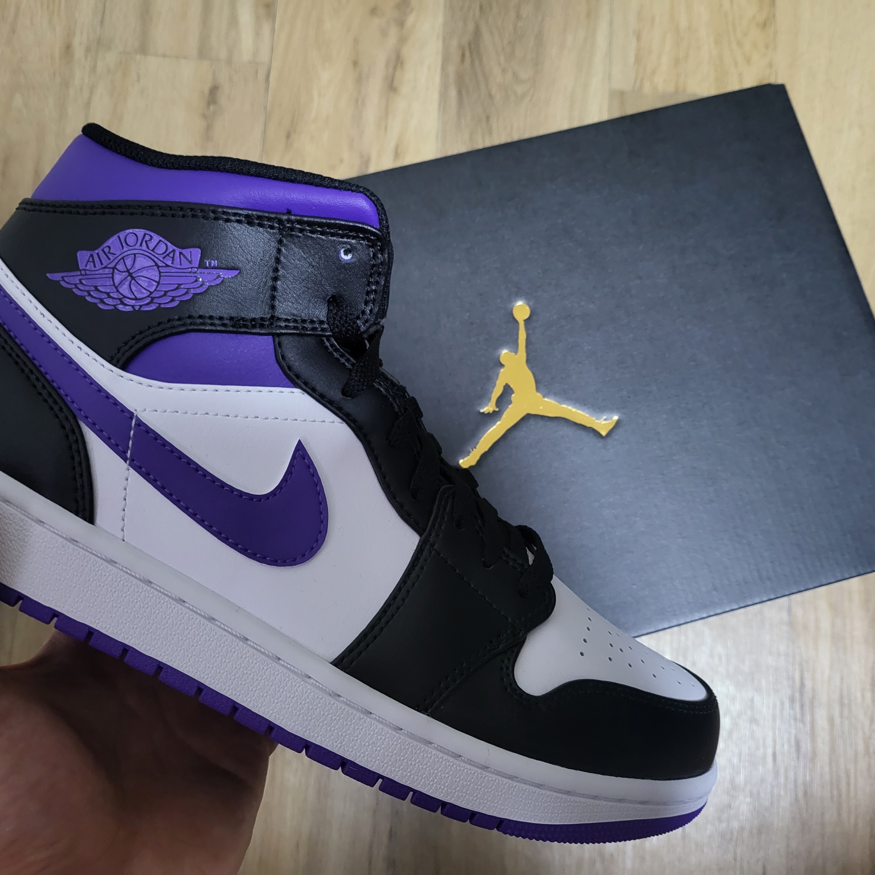 Jordan 1 Mid Black Dark Iris 착용 스타일