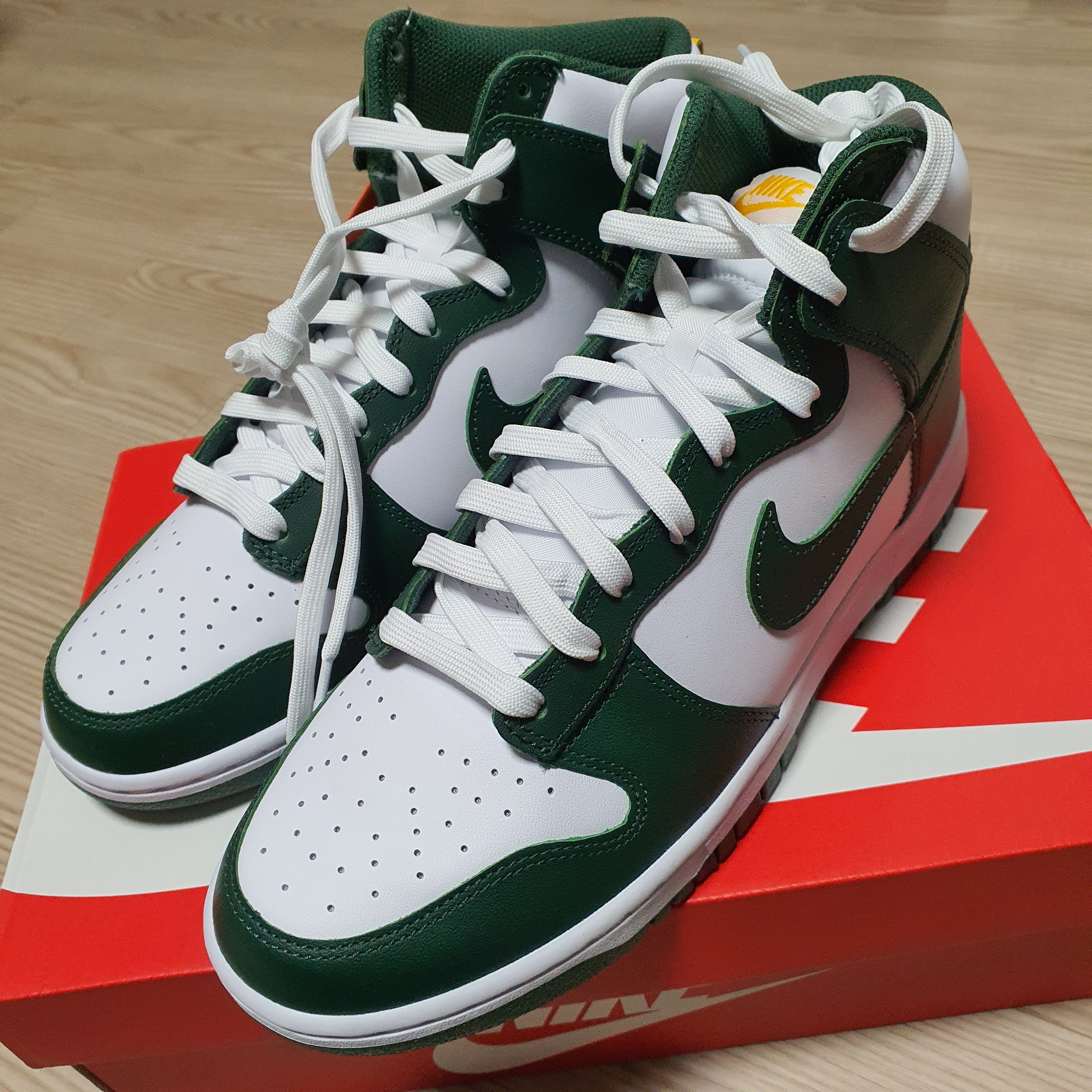 Nike Dunk High Retro Noble Green 착용 스타일 - 1