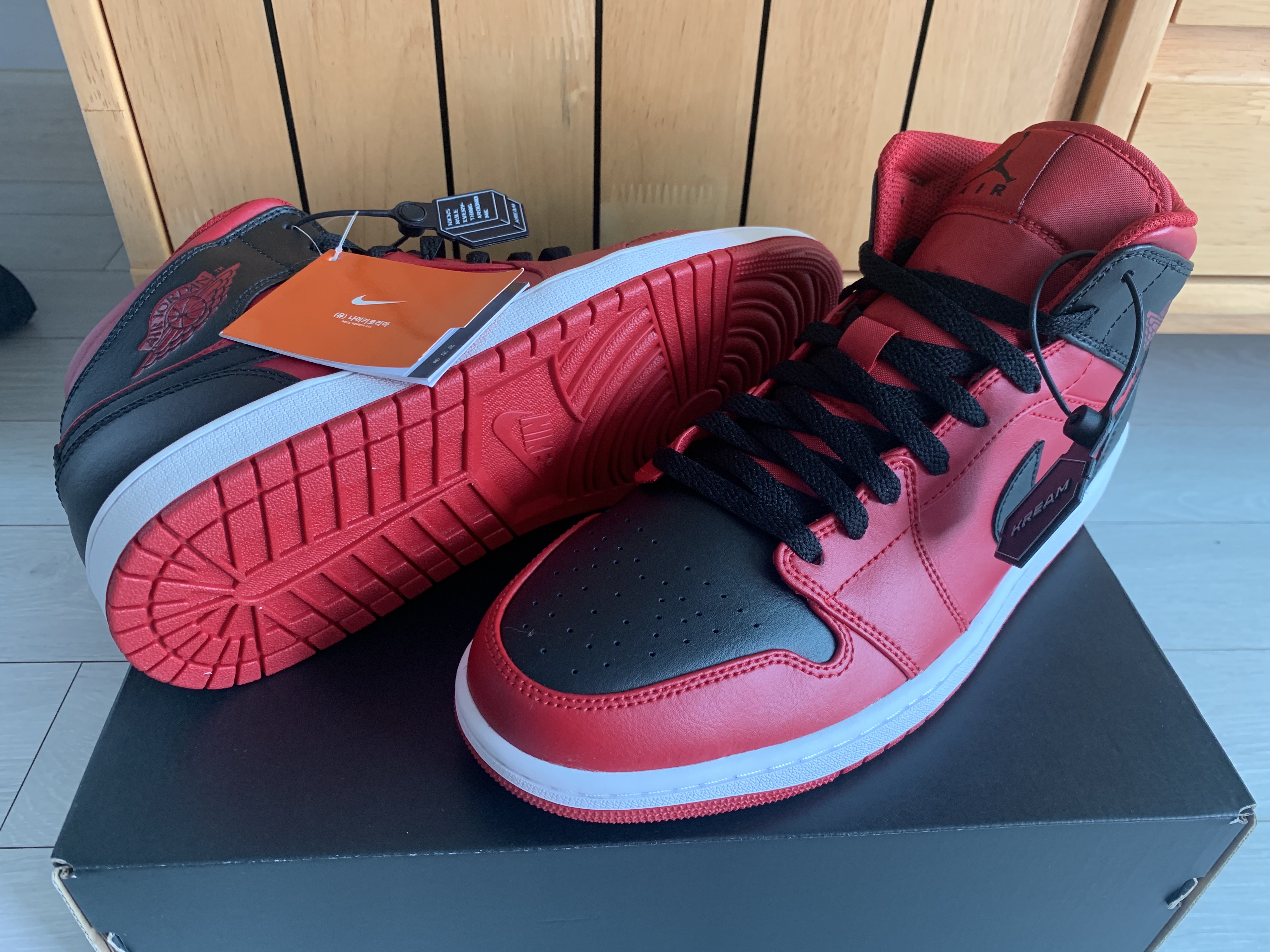 Jordan 1 Mid Reverse Bred 착용 스타일 - 3