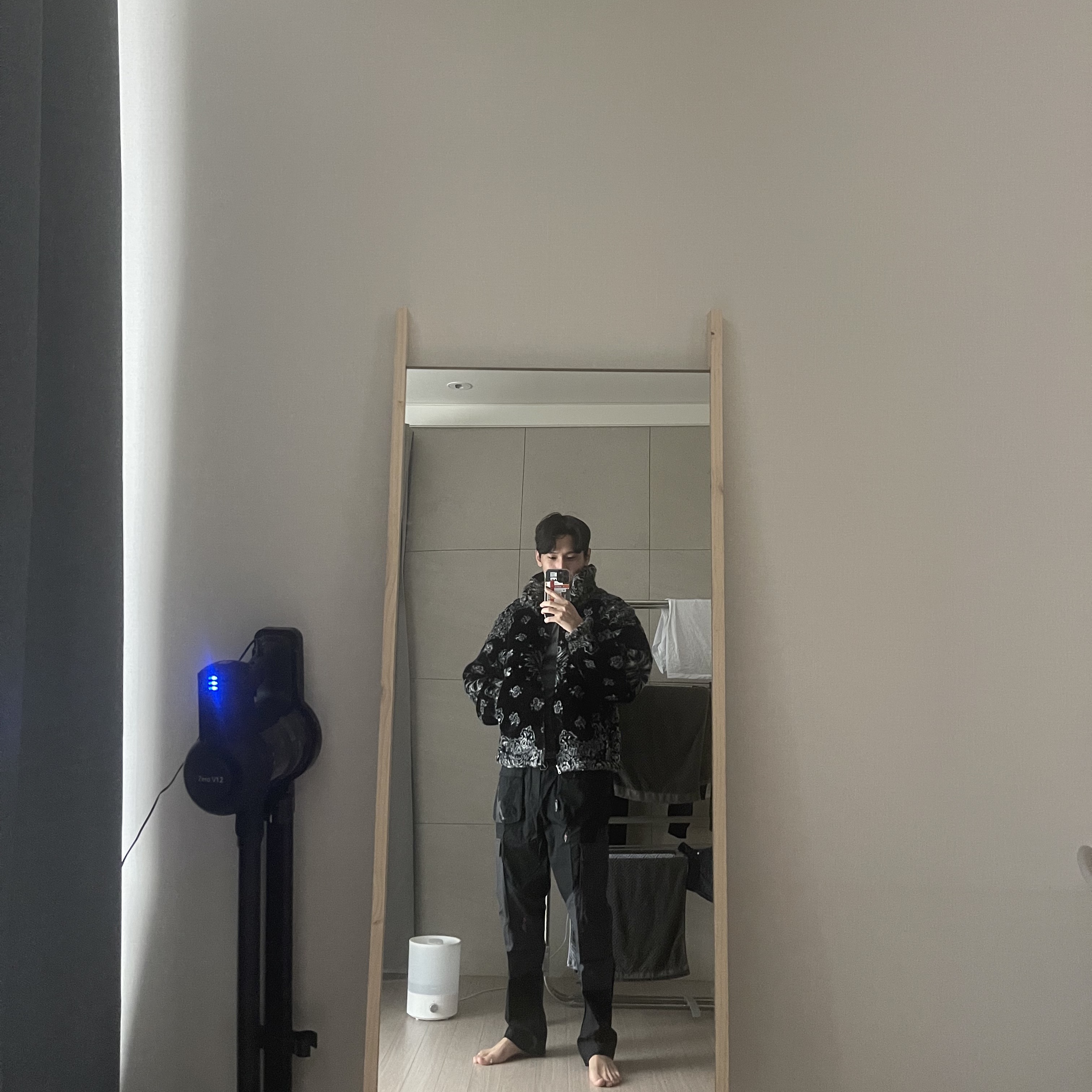 Supreme Bandana Faux Fur Bomber Jacket Black - 21SS, Jordan x Travis Scott Cargo Pants Black 착용 스타일 - 2