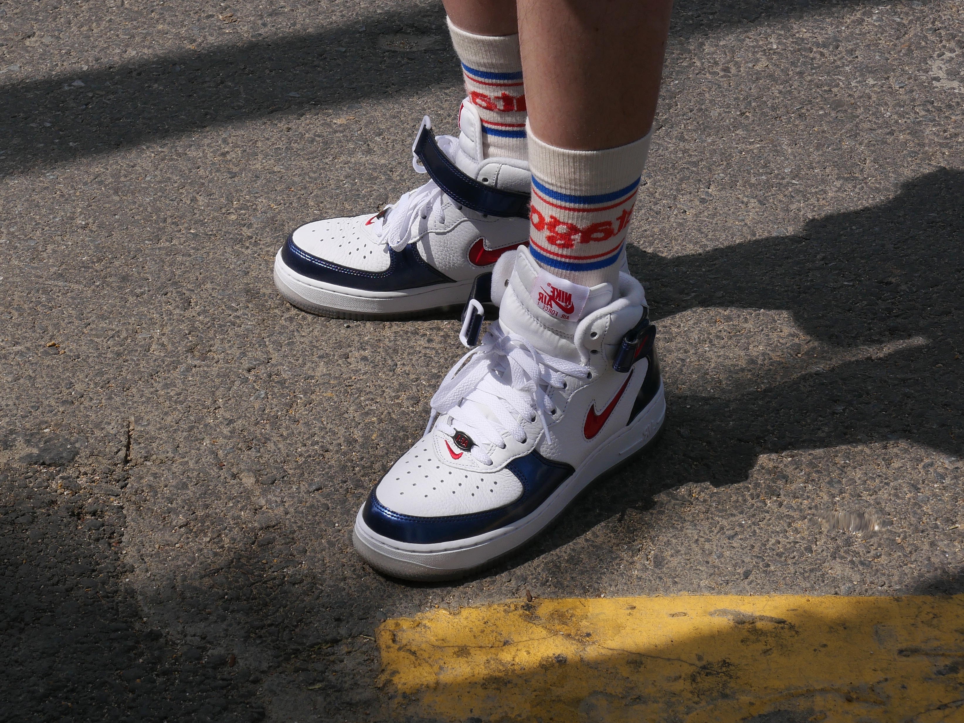 Nike Air Force 1 Mid QS University Red and Midnight Navy 착용 스타일