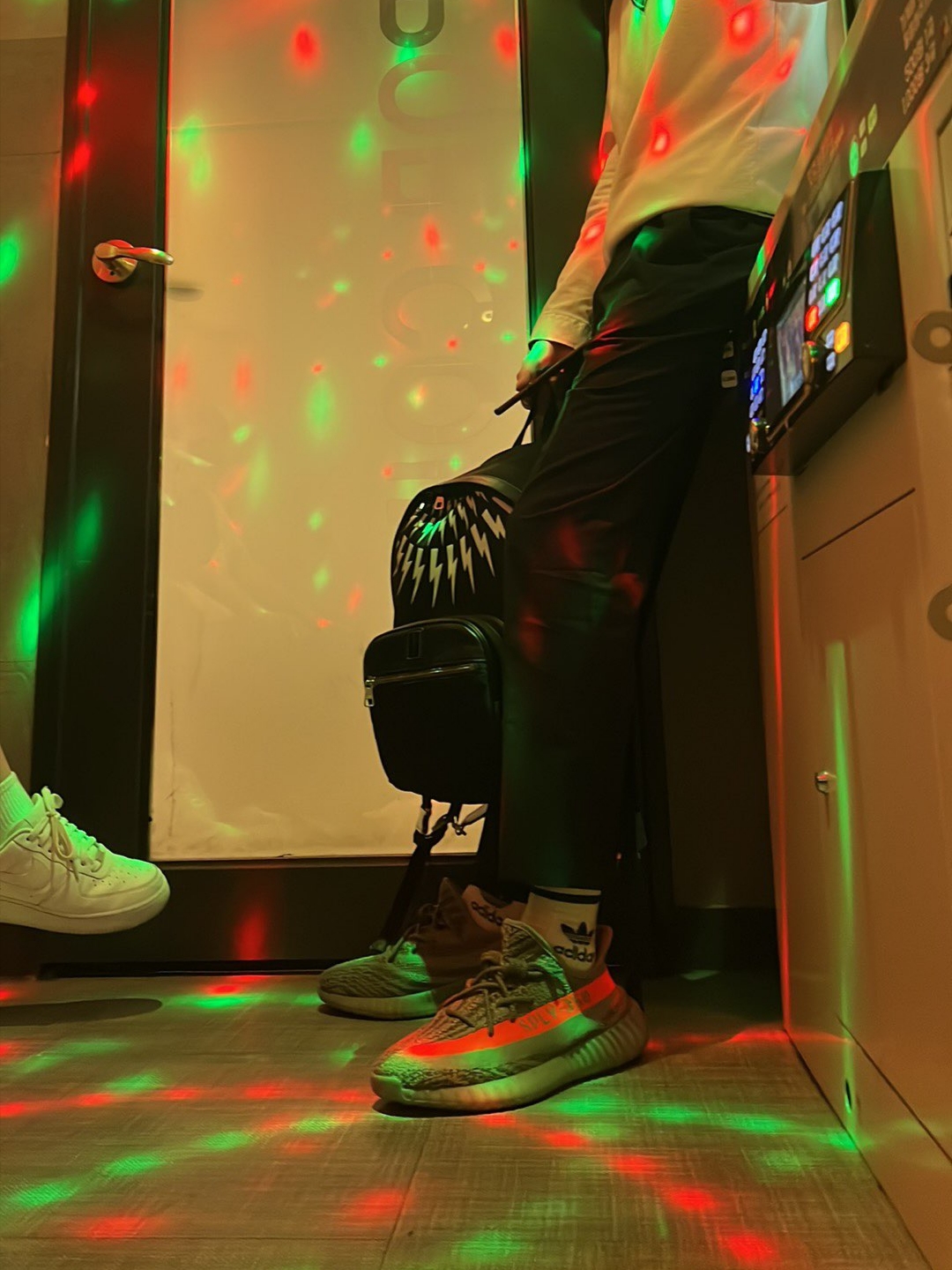Nike Air Force 1 '07 Low White, Adidas Yeezy Boost 350 V2 Beluga - Reflective 착용 스타일