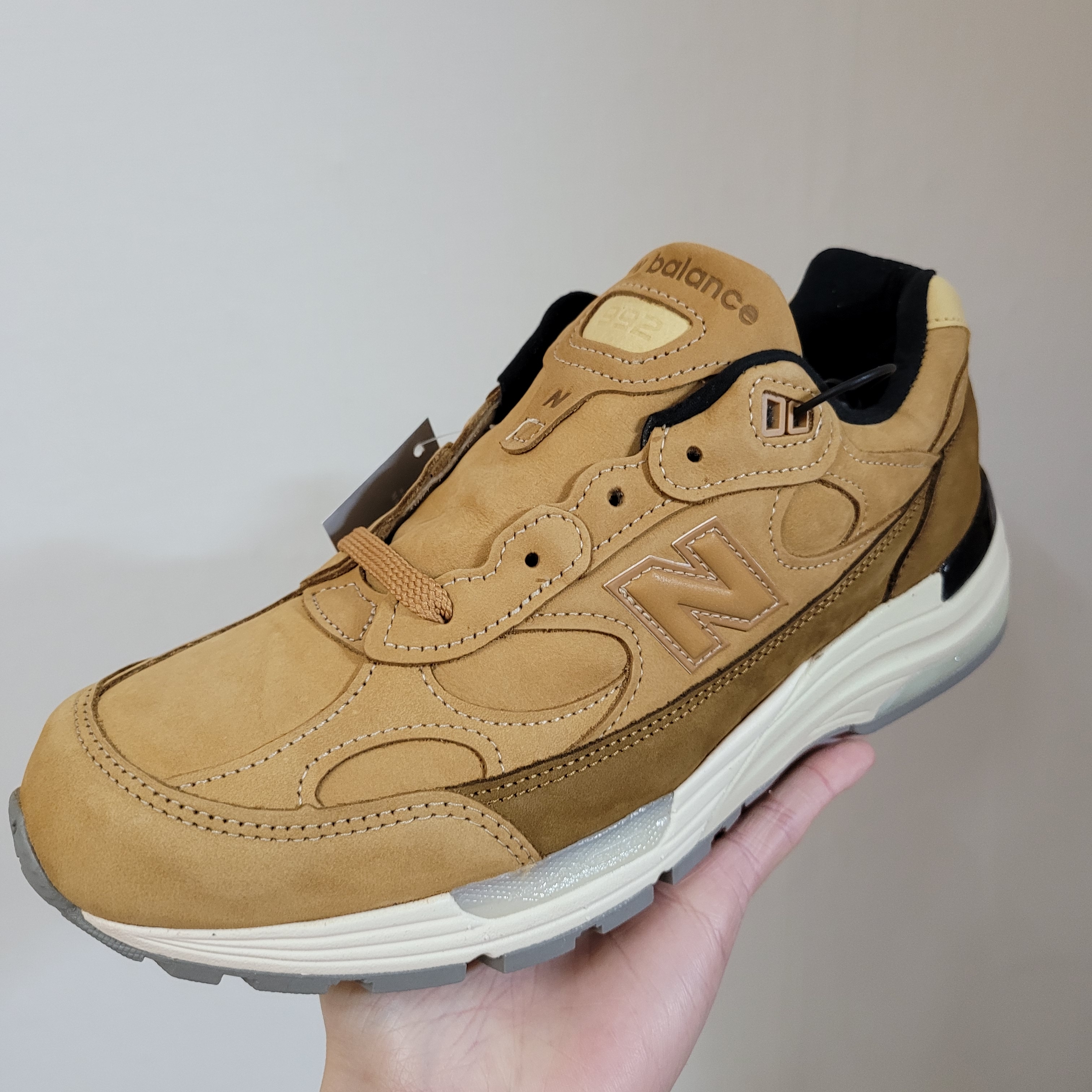 New Balance 992 Made in USA Brown 착용 스타일 - 1