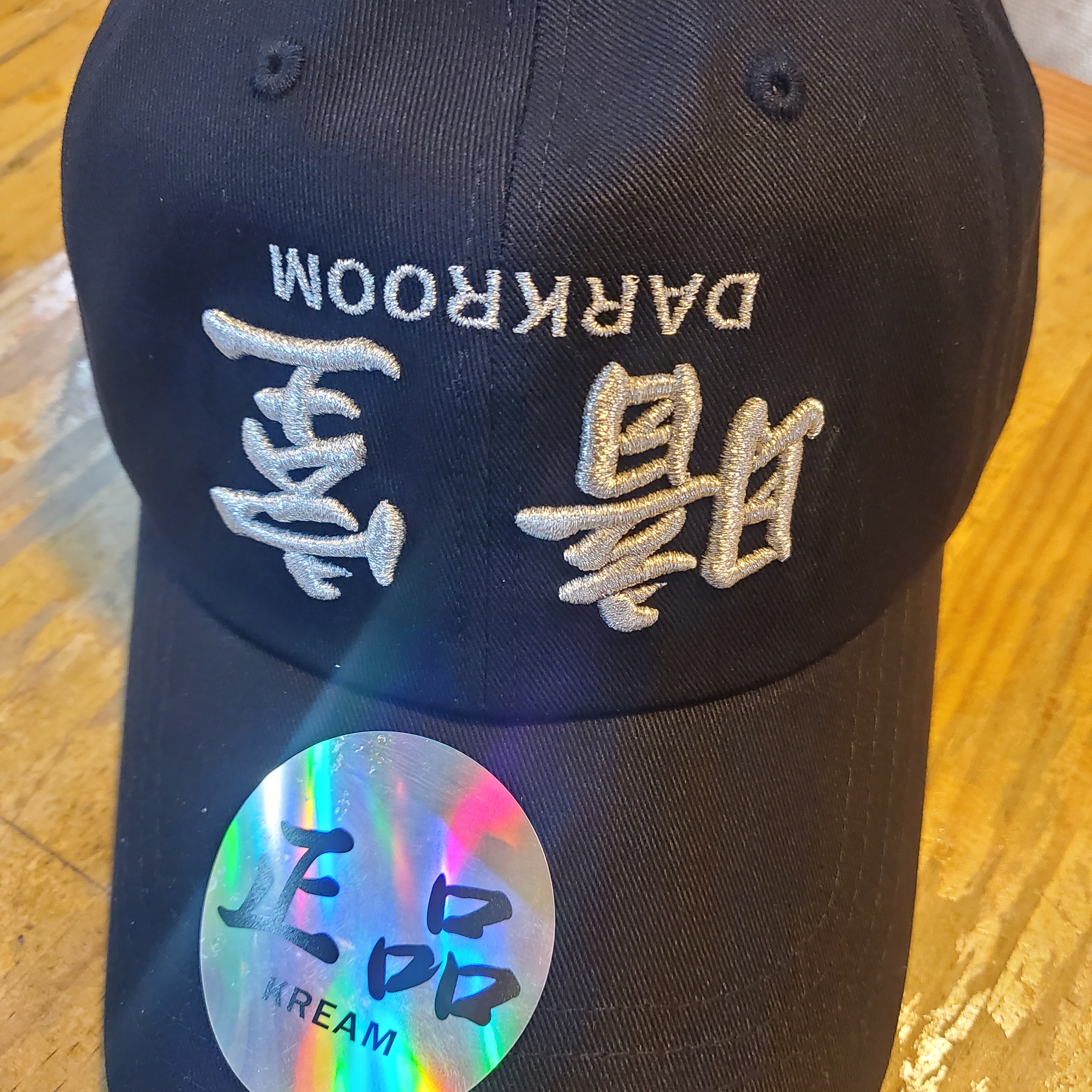 Darkr8m Studio Upside Down Silver Logo Cap 착용 스타일