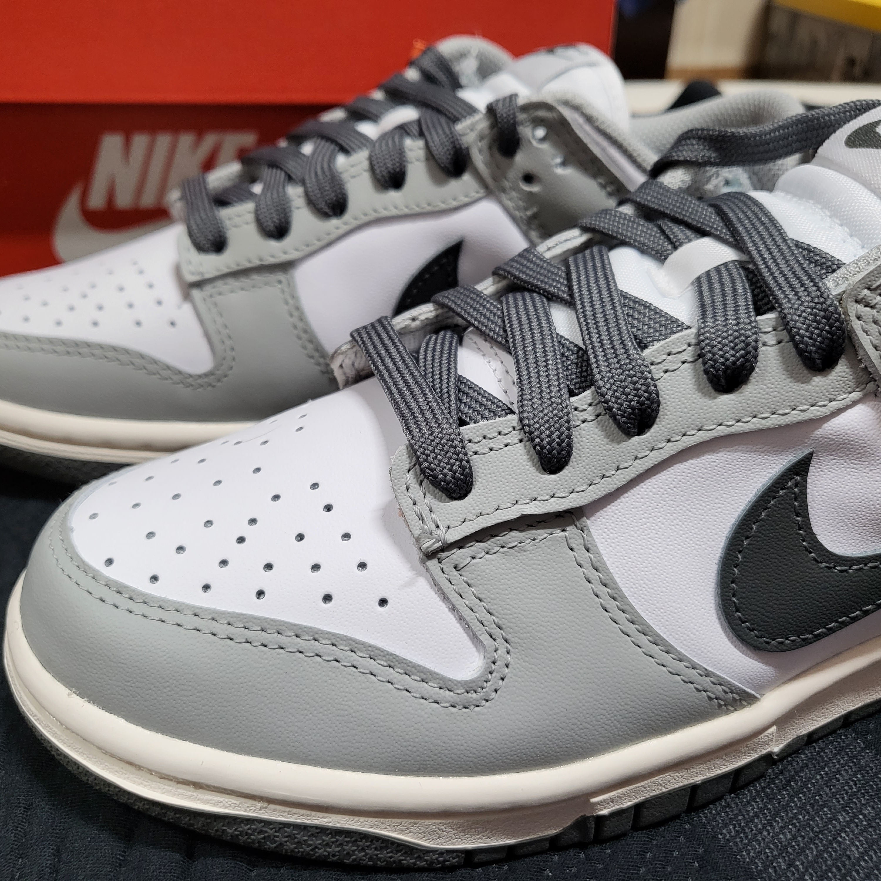 (W) Nike Dunk Low Light Smoke Grey 착용 스타일 - 1