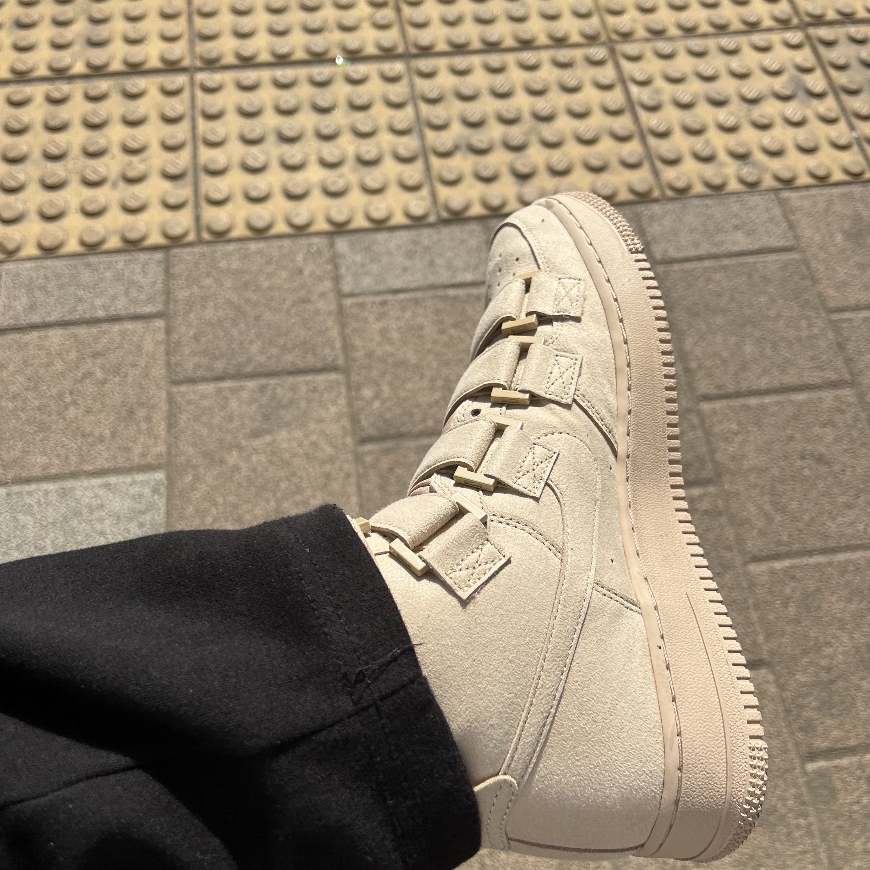 Nike x Billie Eilish Air Force 1 High '07 SP Mushroom 착용 스타일 - 3