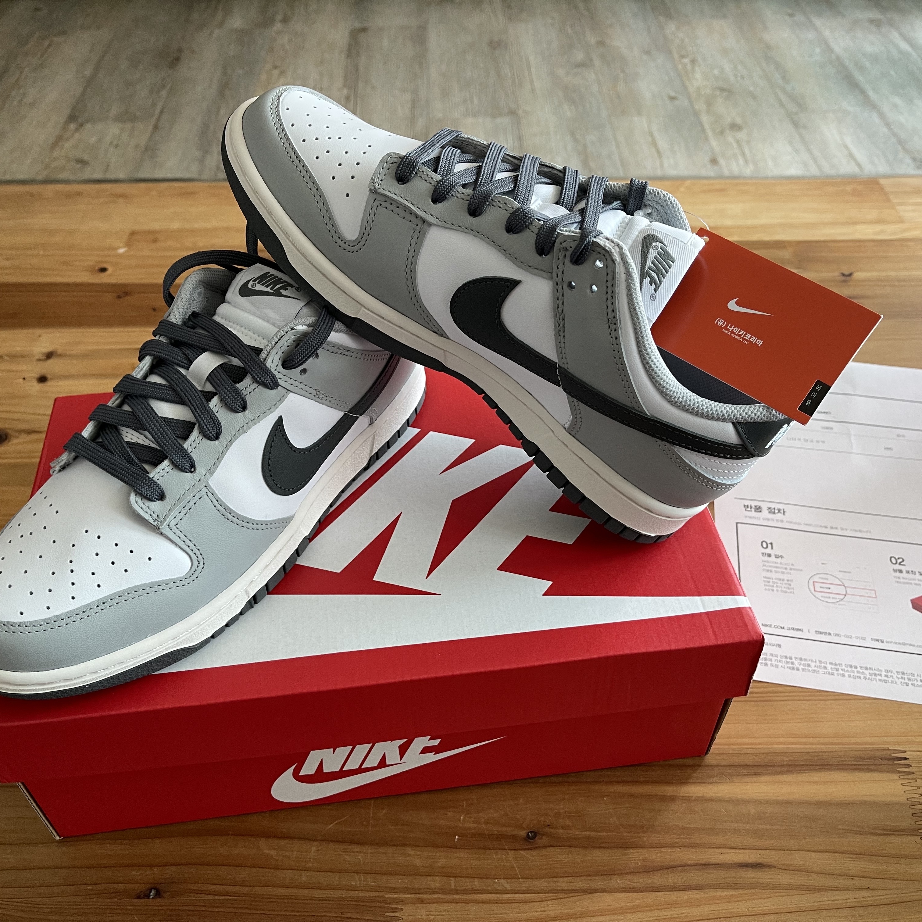 (W) Nike Dunk Low Light Smoke Grey 착용 스타일 - 1