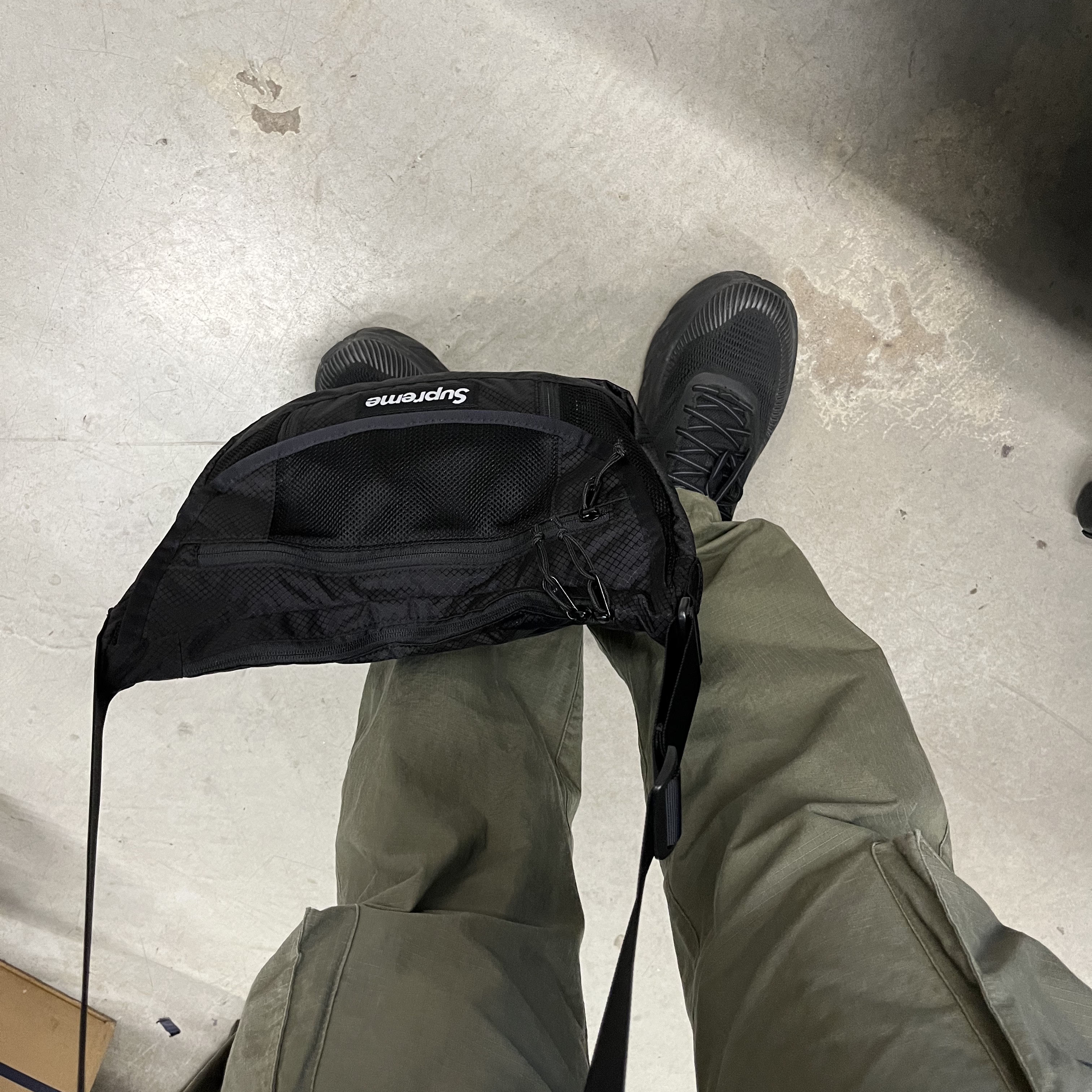 Supreme Small Messenger Bag Black - 22SS, Hoka Bondi 7 Black - Wide 착용 스타일