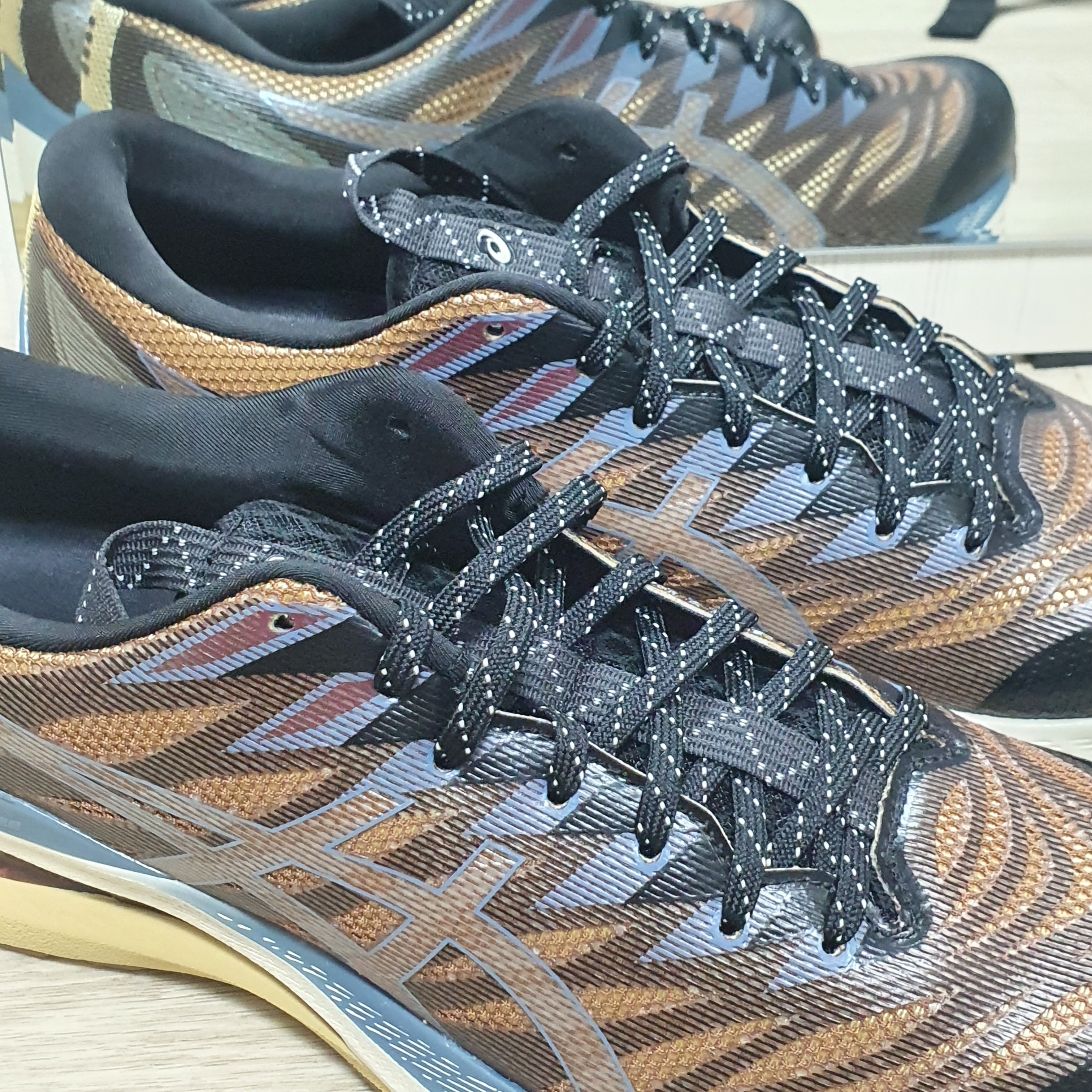 (W) Asics FN3-S Gel-Kayano 28 Anthracite Antique Gold 착용 스타일 - 1