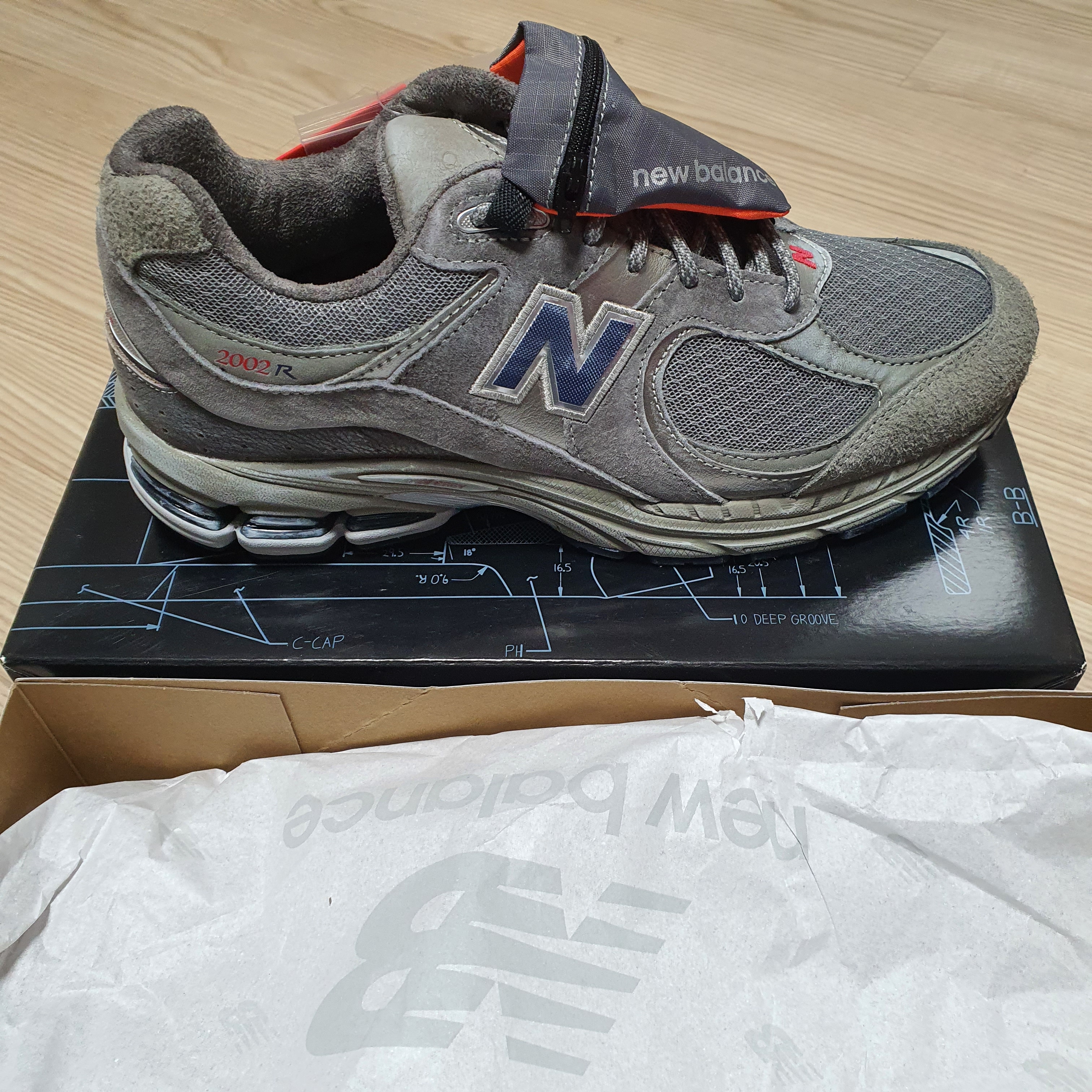 New Balance 2002R Premium Vintage Grey 착용 스타일 - 1