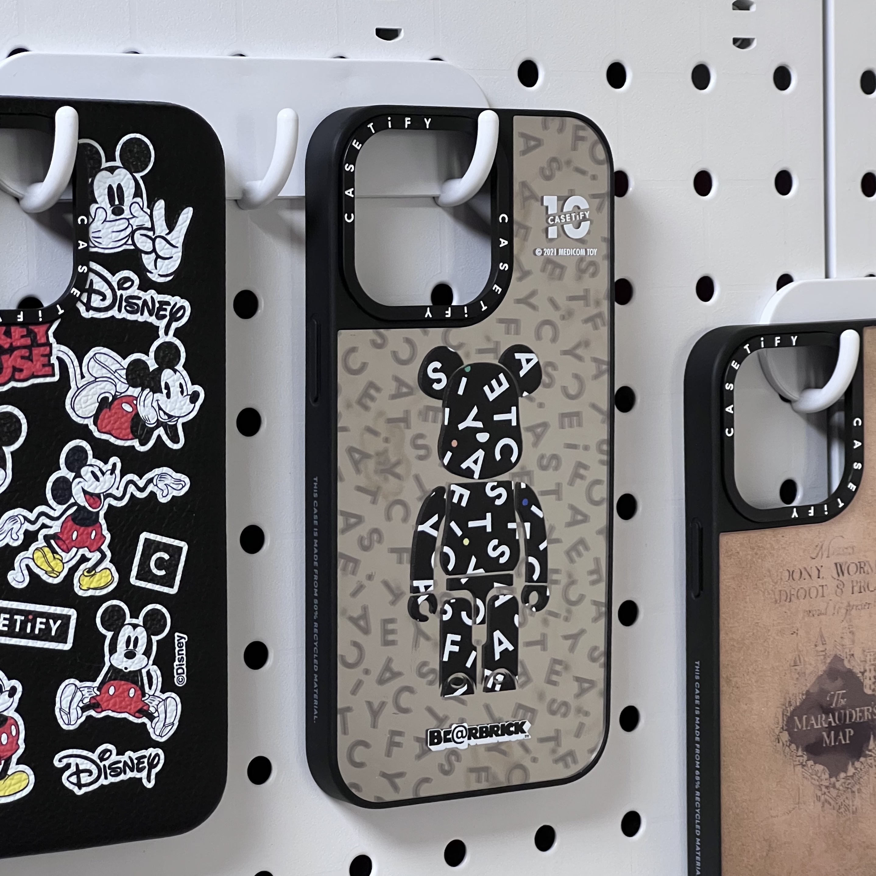 Casetify x Bearbrick 10th Anniversary Monogram MagSafe Mirror iPhone Case Silver 착용 스타일