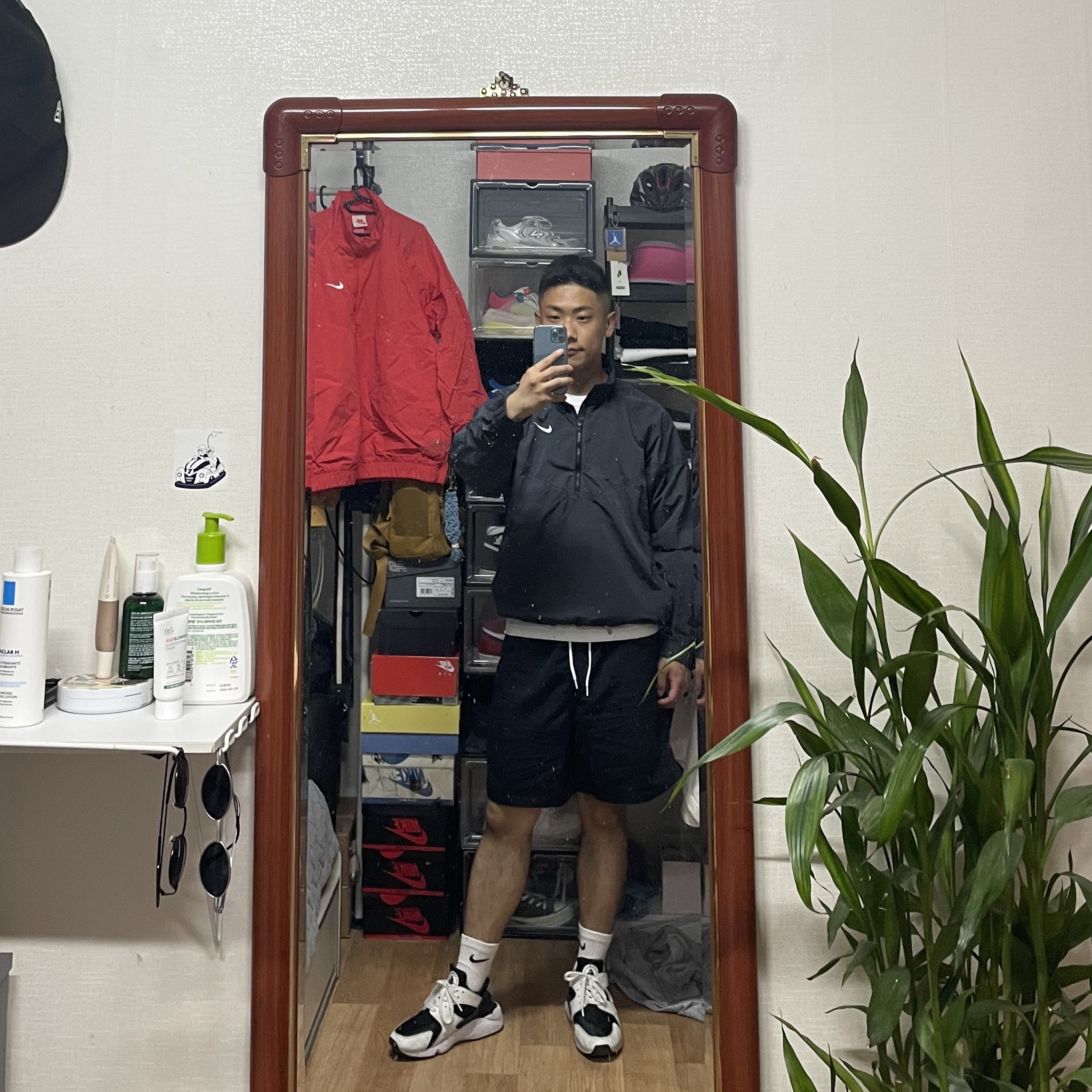 Nike x Stussy Windrunner Jacket Off Noir, Nike x Stussy Windrunner Jacket Habanero Red 착용 스타일