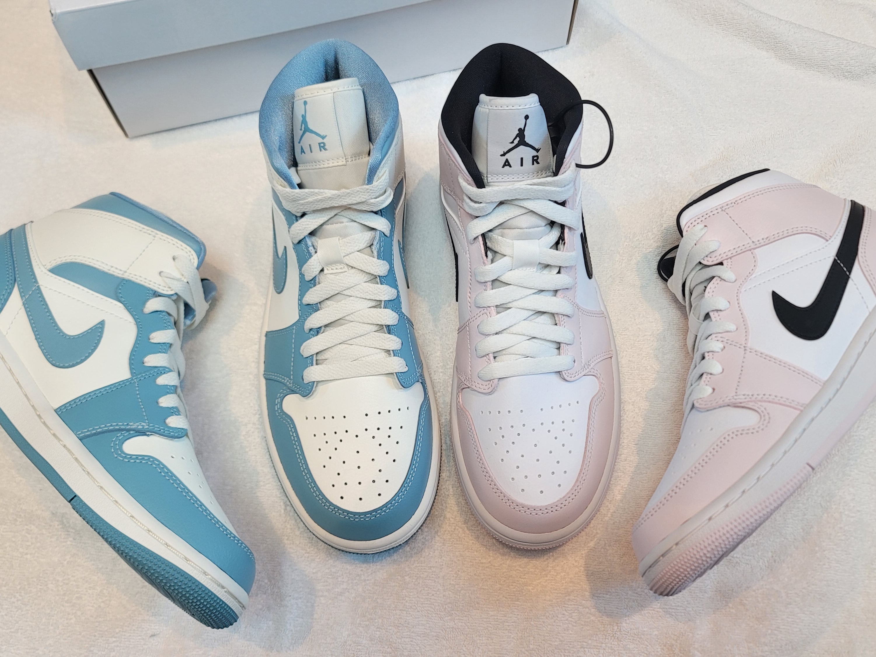 (W) Jordan 1 Mid Sail and Worn Blue, (W) Jordan 1 Mid Barely Rose 착용 스타일 - 1
