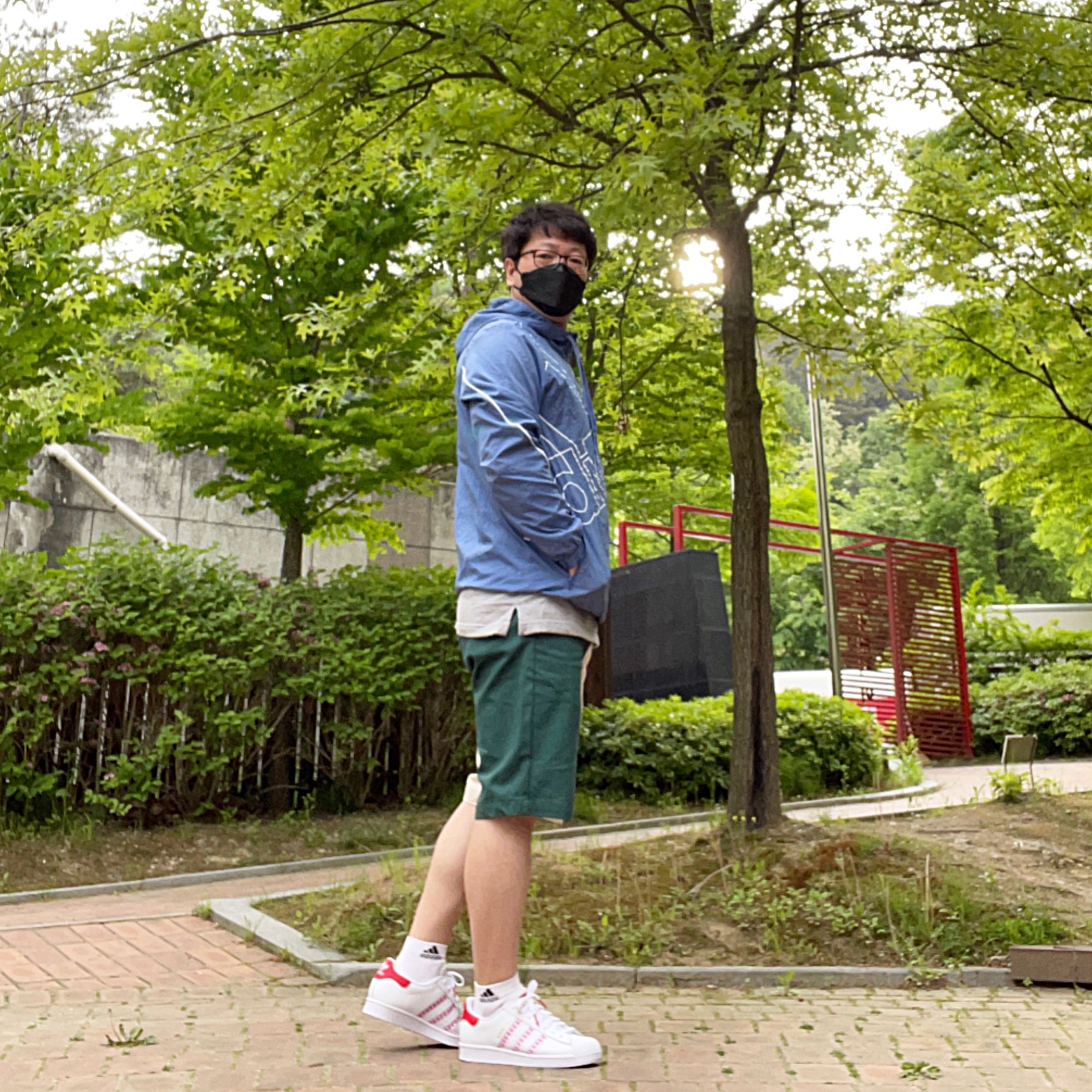 Adidas Superstar White Lush Red 착용 스타일