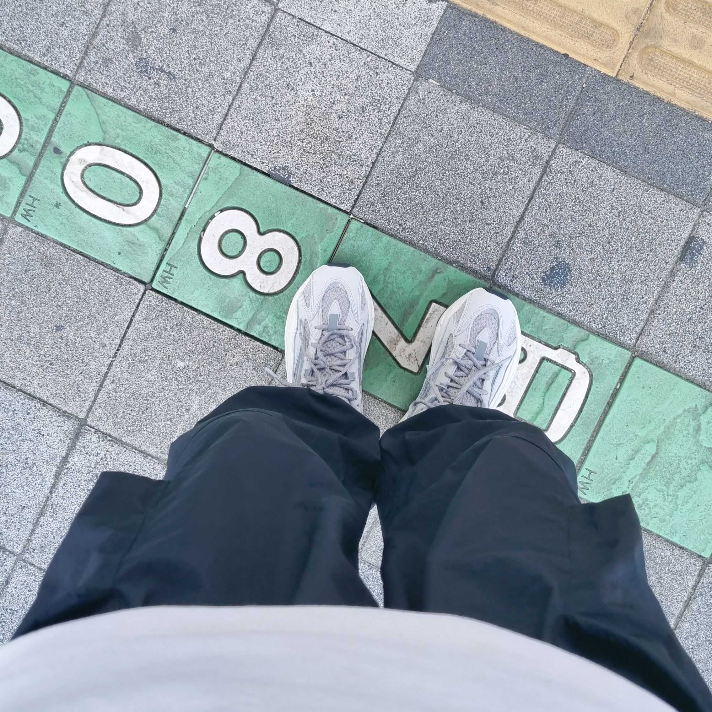 Adidas Yeezy Boost 700 V2 Static 2022 착용 스타일 - 2