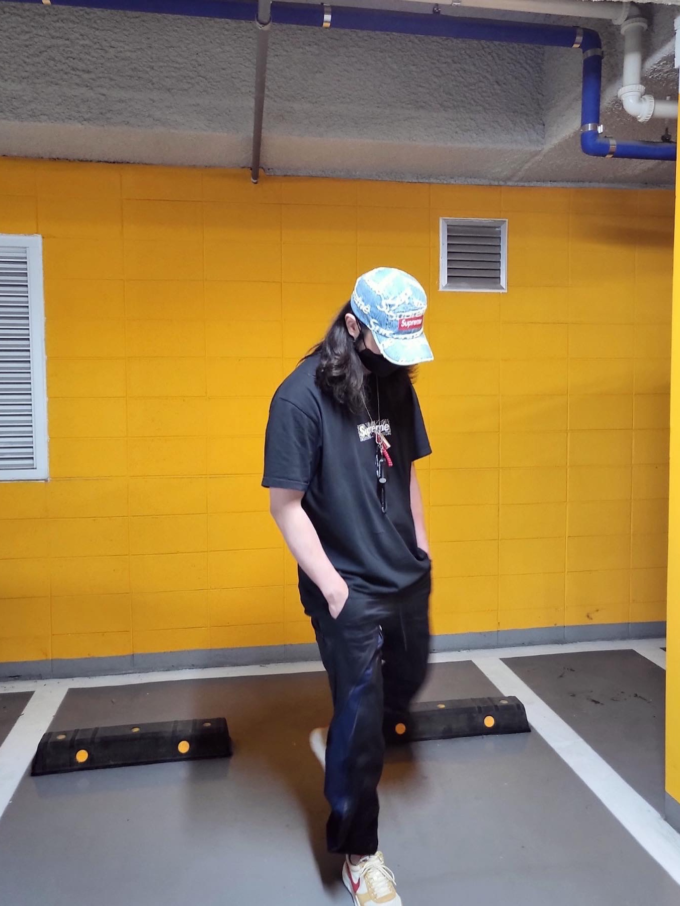 Supreme Bandana Box Logo T-Shirt Black - 19FW, Supreme Frayed Logos Denim Camp Cap Blue - 21SS 착용 스타일 - 4