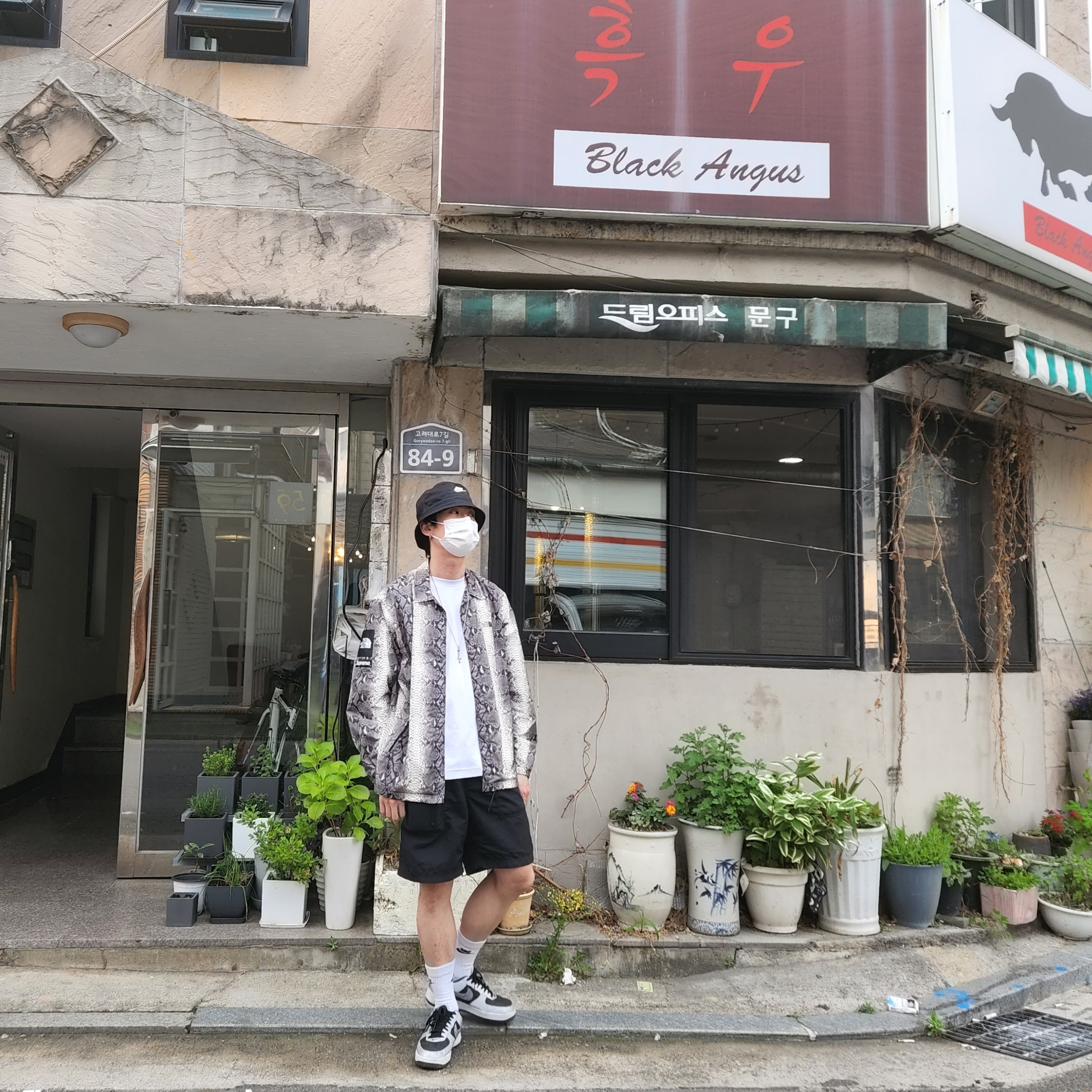 Supreme x The North Face Snakeskin Taped Seam Coaches Jacket Black - 18SS, Nike Futura Washed Bucket Hat Black 착용 스타일
