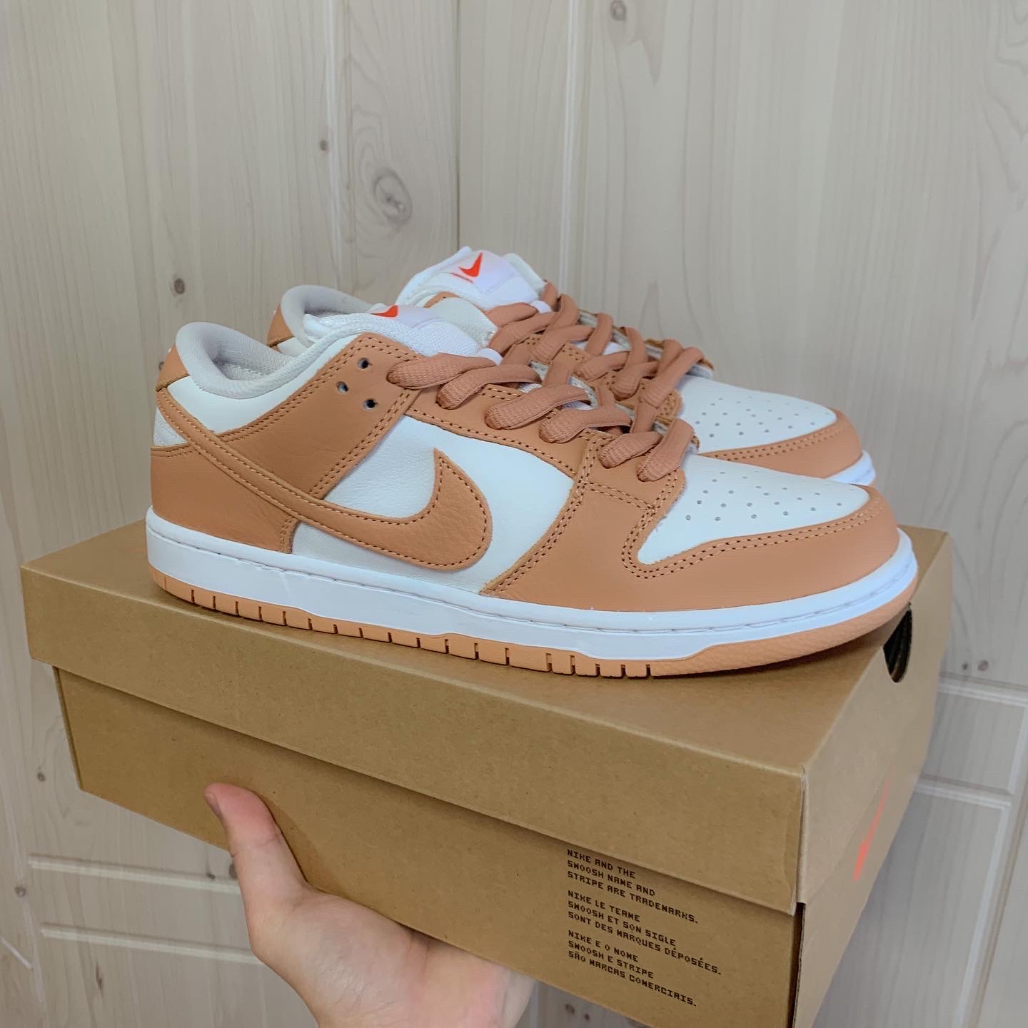 Nike SB Dunk Low Pro Light Cognac 착용 스타일 - 1