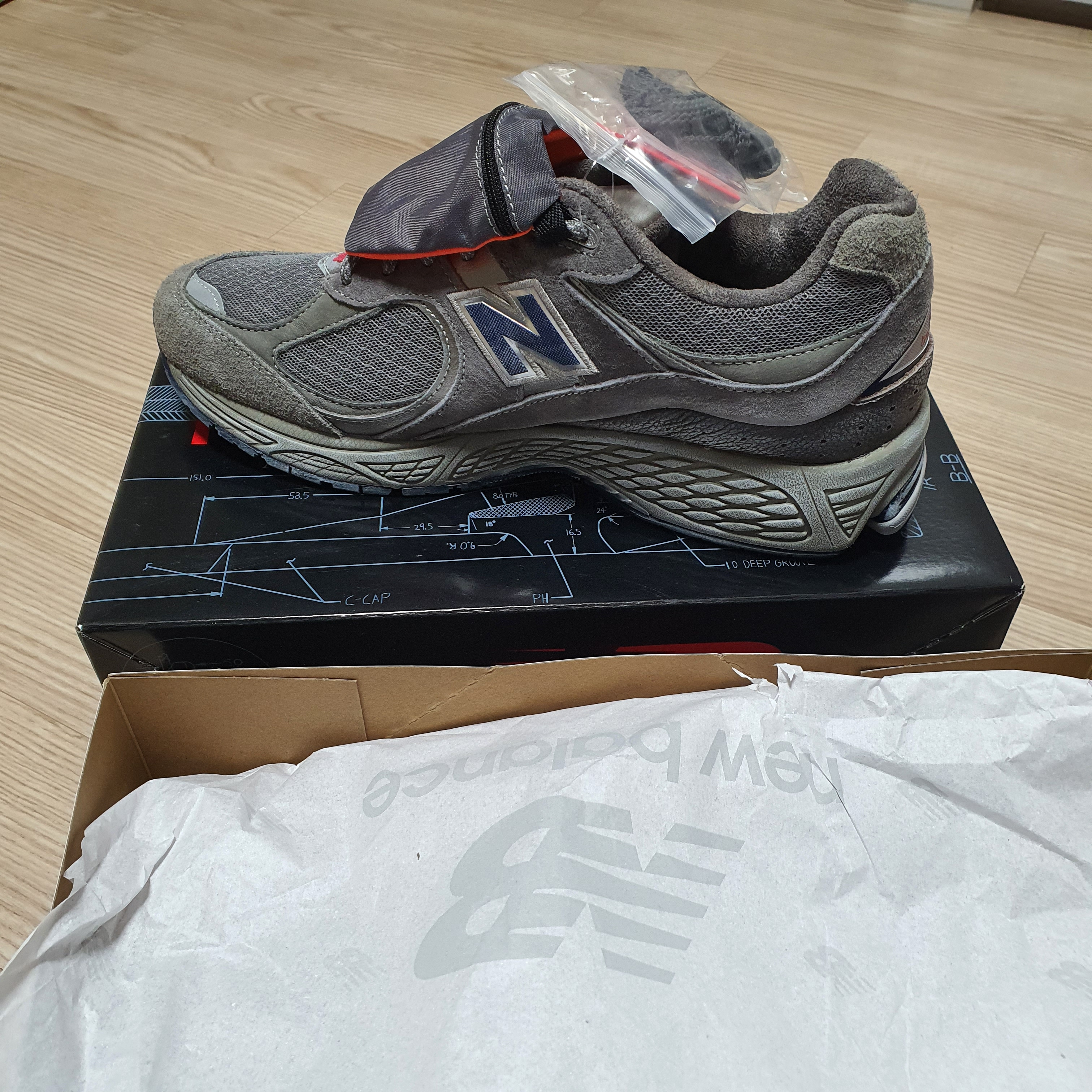 New Balance 2002R Premium Vintage Grey 착용 스타일 - 2