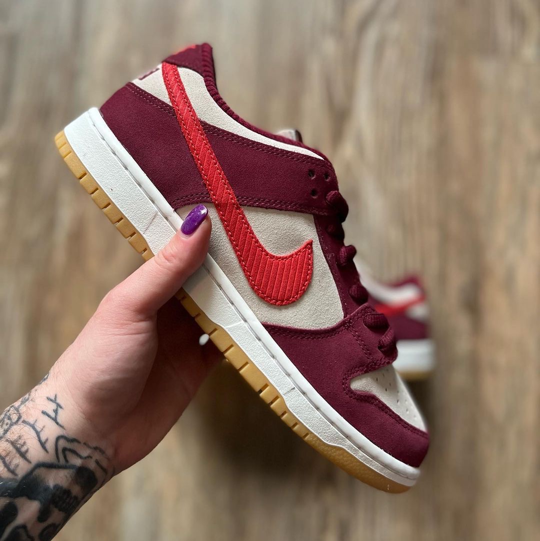 Nike x Supreme SB Dunk Low Barkroot Brown, Nike x Sacai VaporWaffle String & Black Villain Red 착용 스타일 - 2