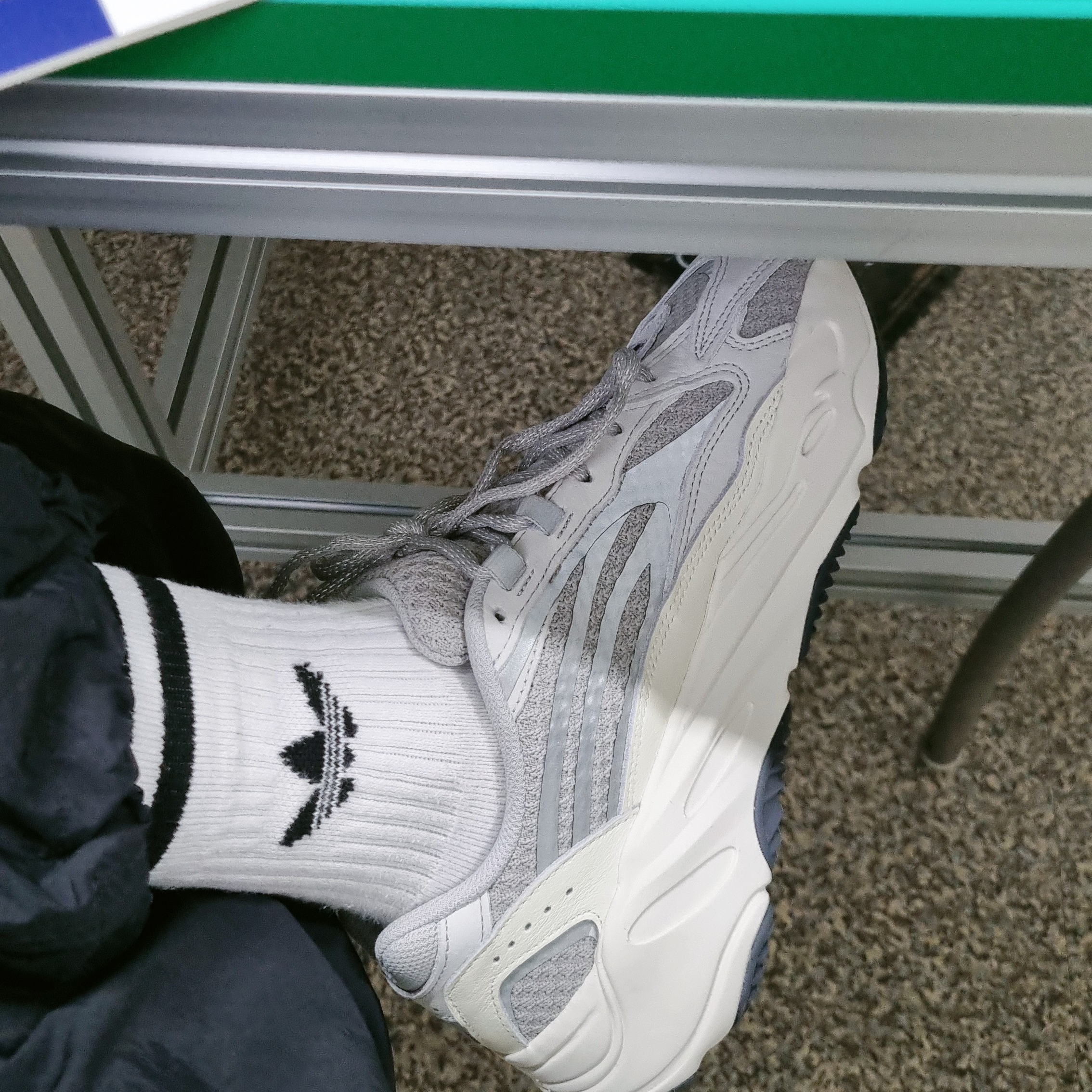 Adidas Yeezy Boost 700 V2 Static 2022 착용 스타일 - 1