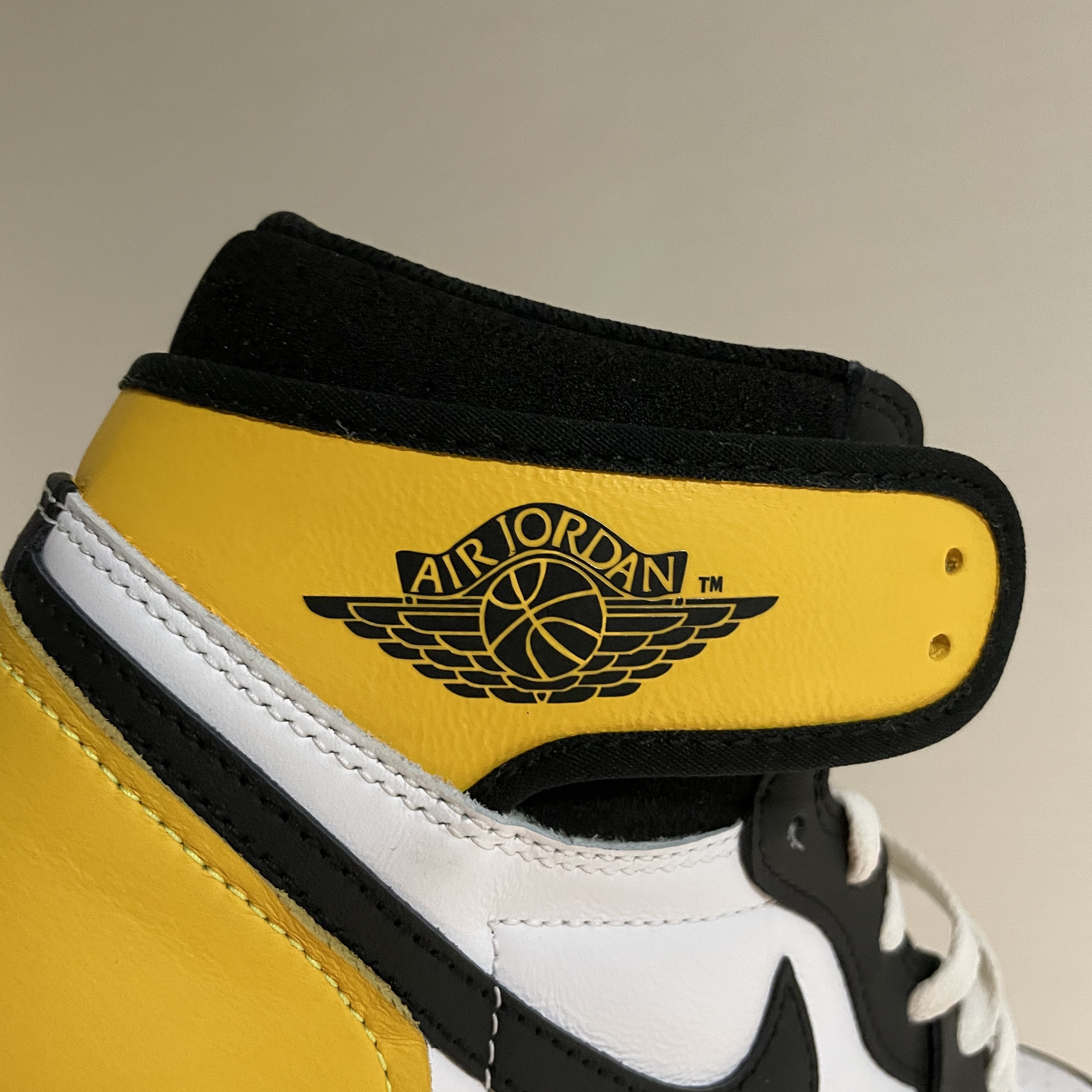Jordan 1 Retro High OG Volt Gold 착용 스타일 - 2