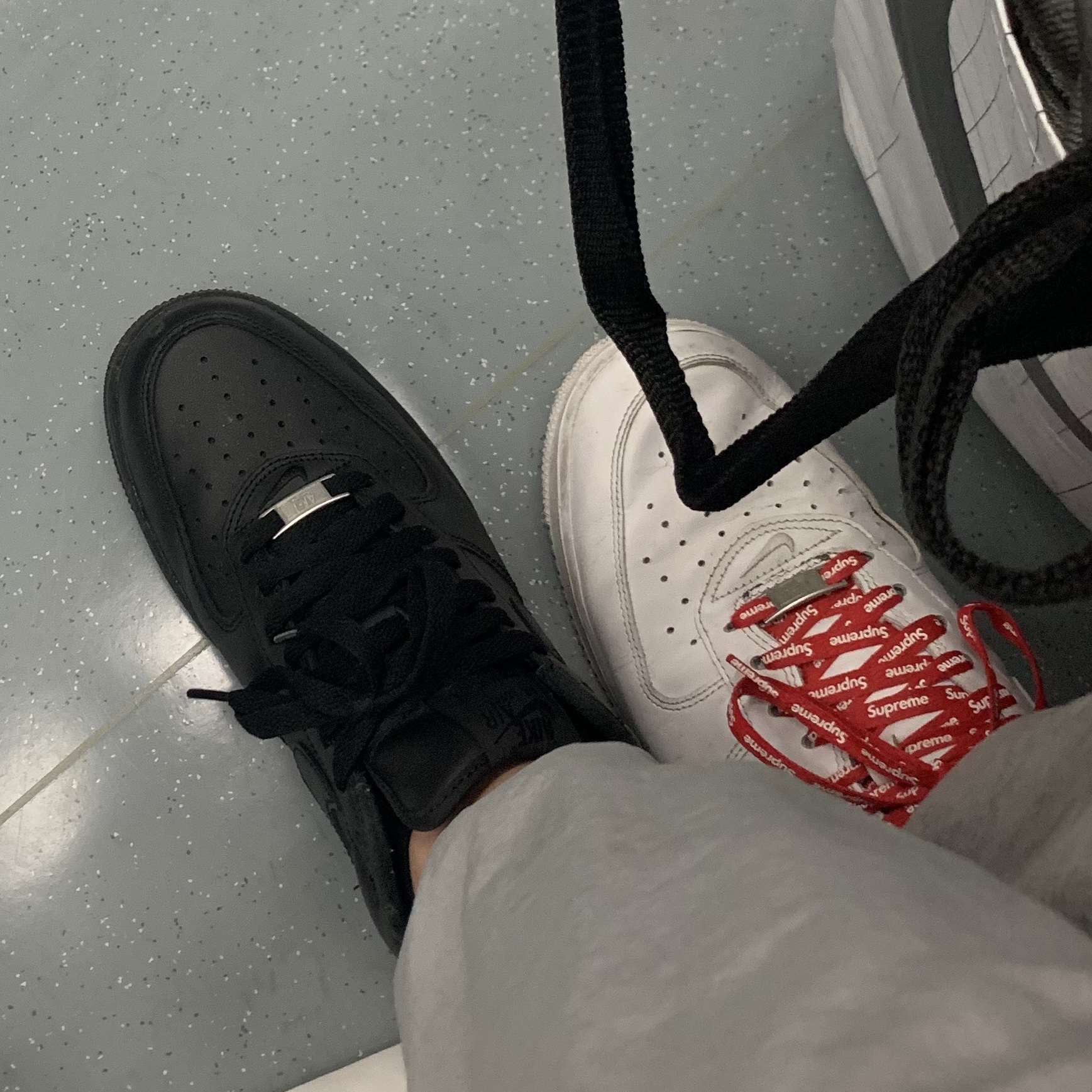 Nike x Supreme Air Force 1 Low White, Nike x Supreme Air Force 1 Low Black 착용 스타일