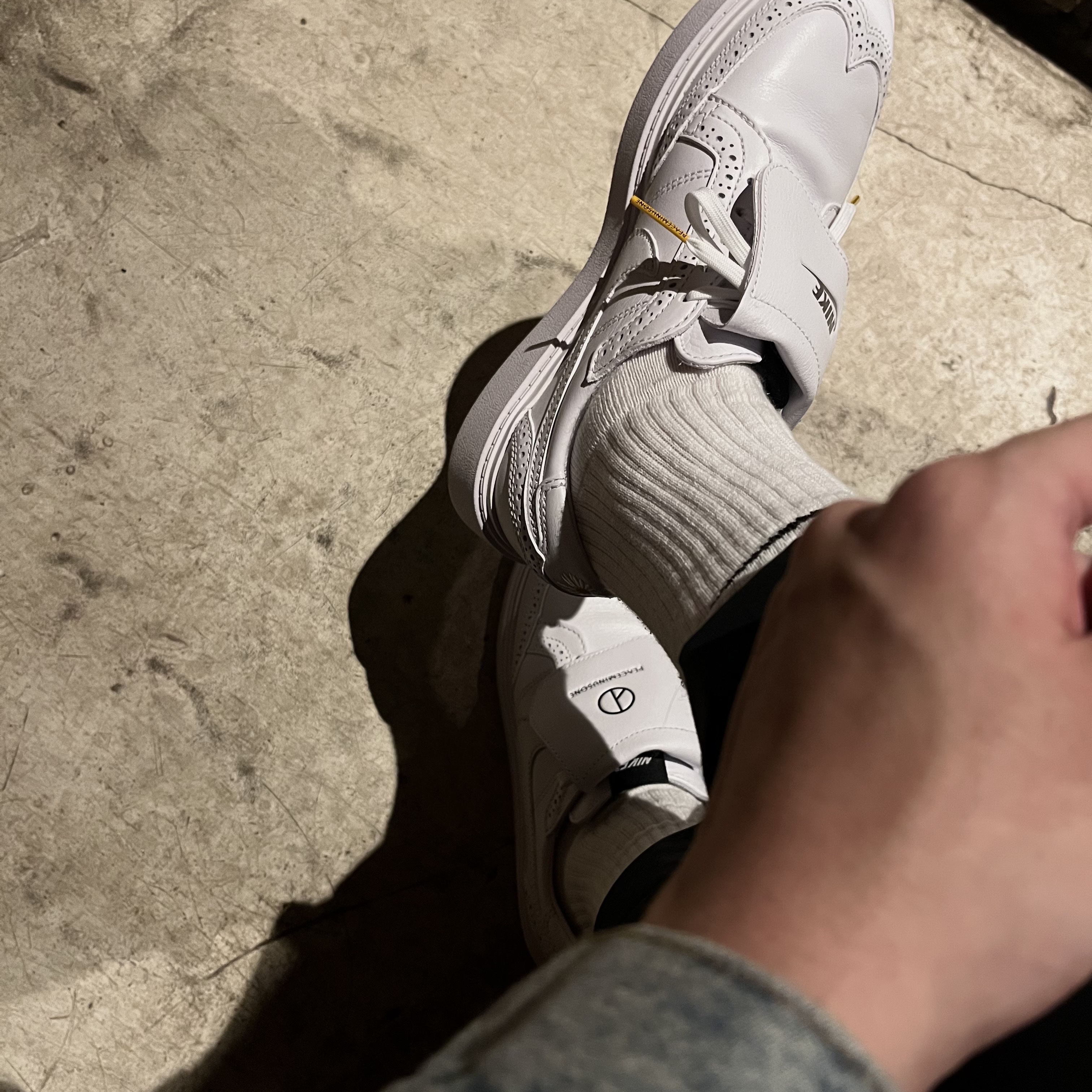 Nike x Peaceminusone Kwondo1 White, Prada Re-Nylon and Saffiano Leather Shoulder Bag Black 착용 스타일 - 1