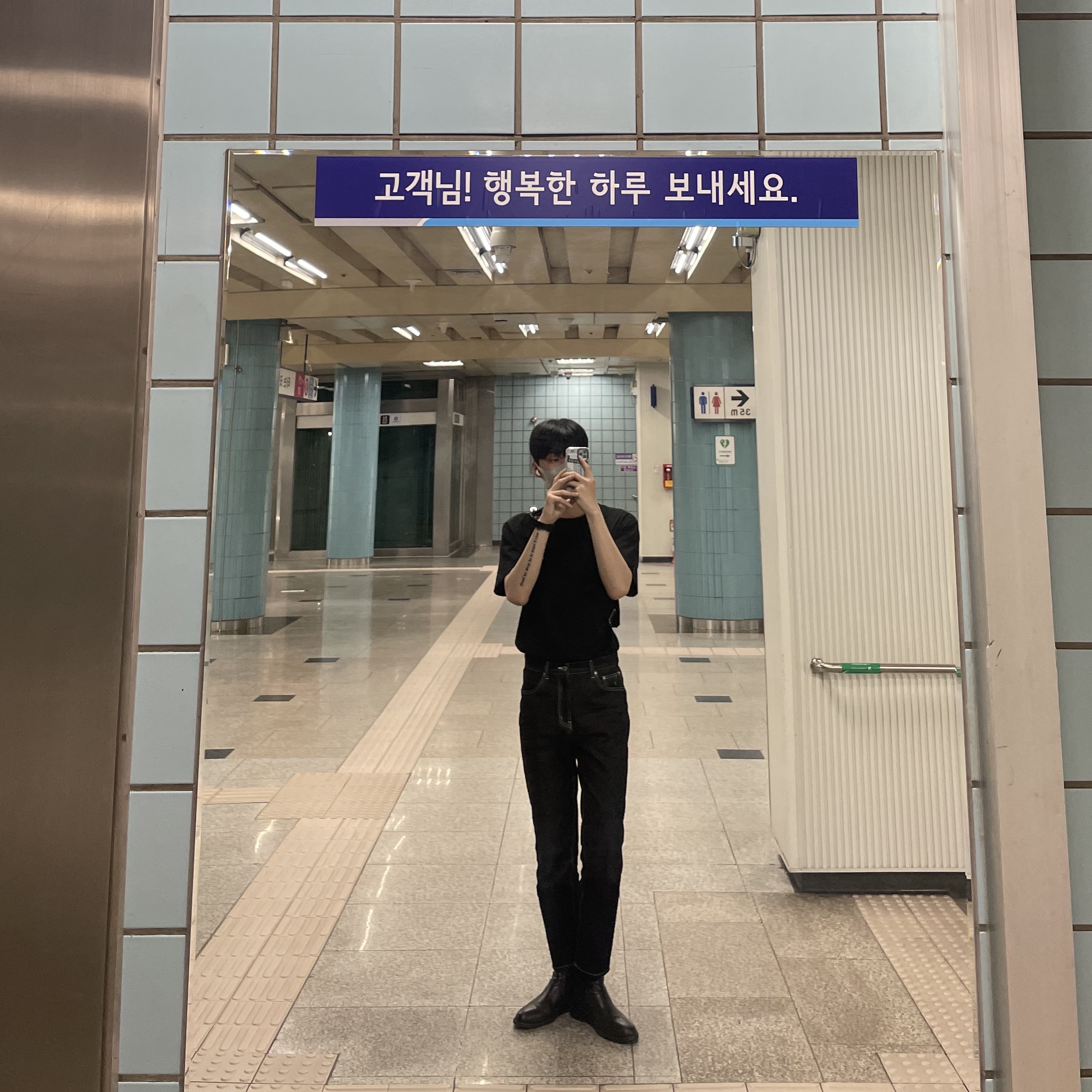 Wooyoungmi Flower Print Back Logo T-Shirt Black - 22SS 착용 스타일