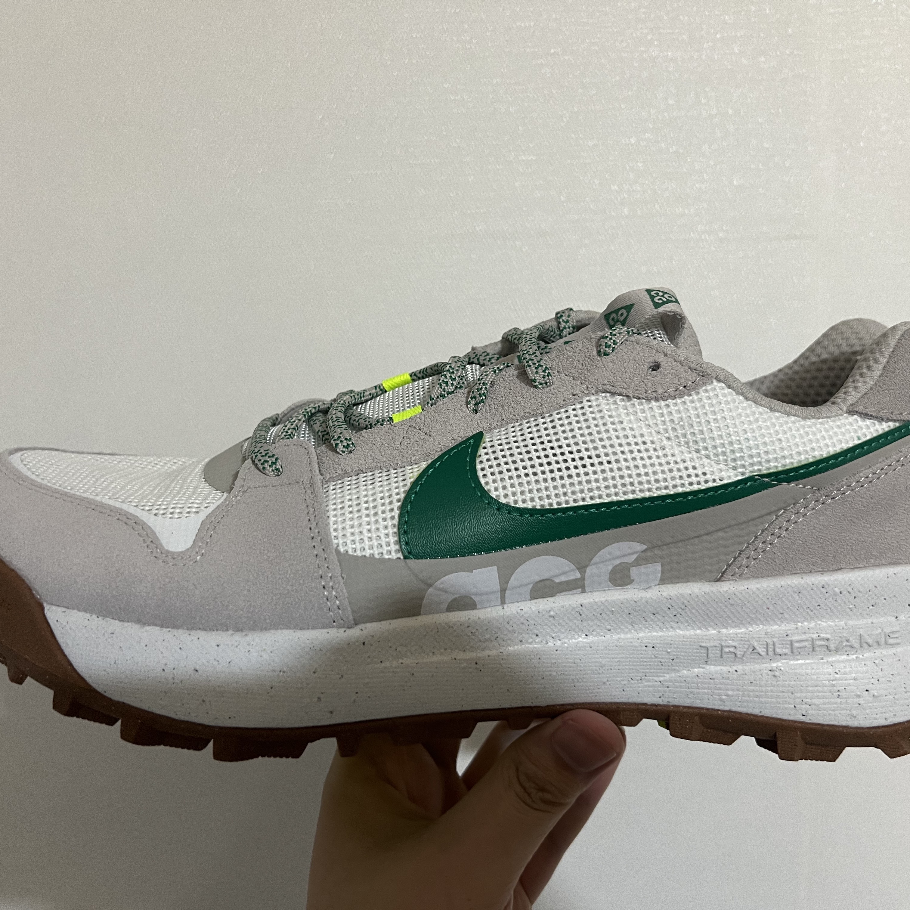 Nike ACG Lowcate Light Iron Ore 착용 스타일