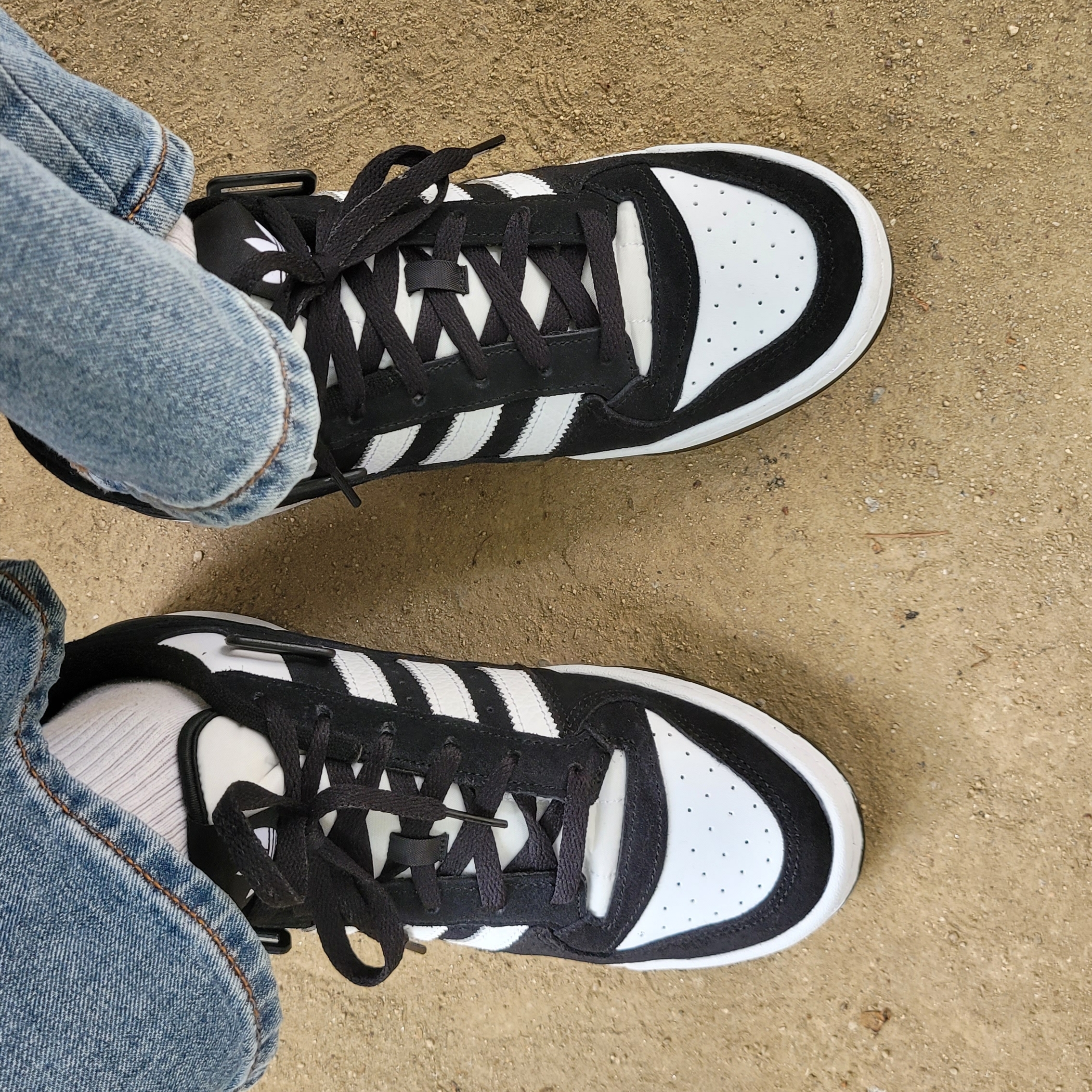 Adidas Forum Low Black White 착용 스타일 - 1