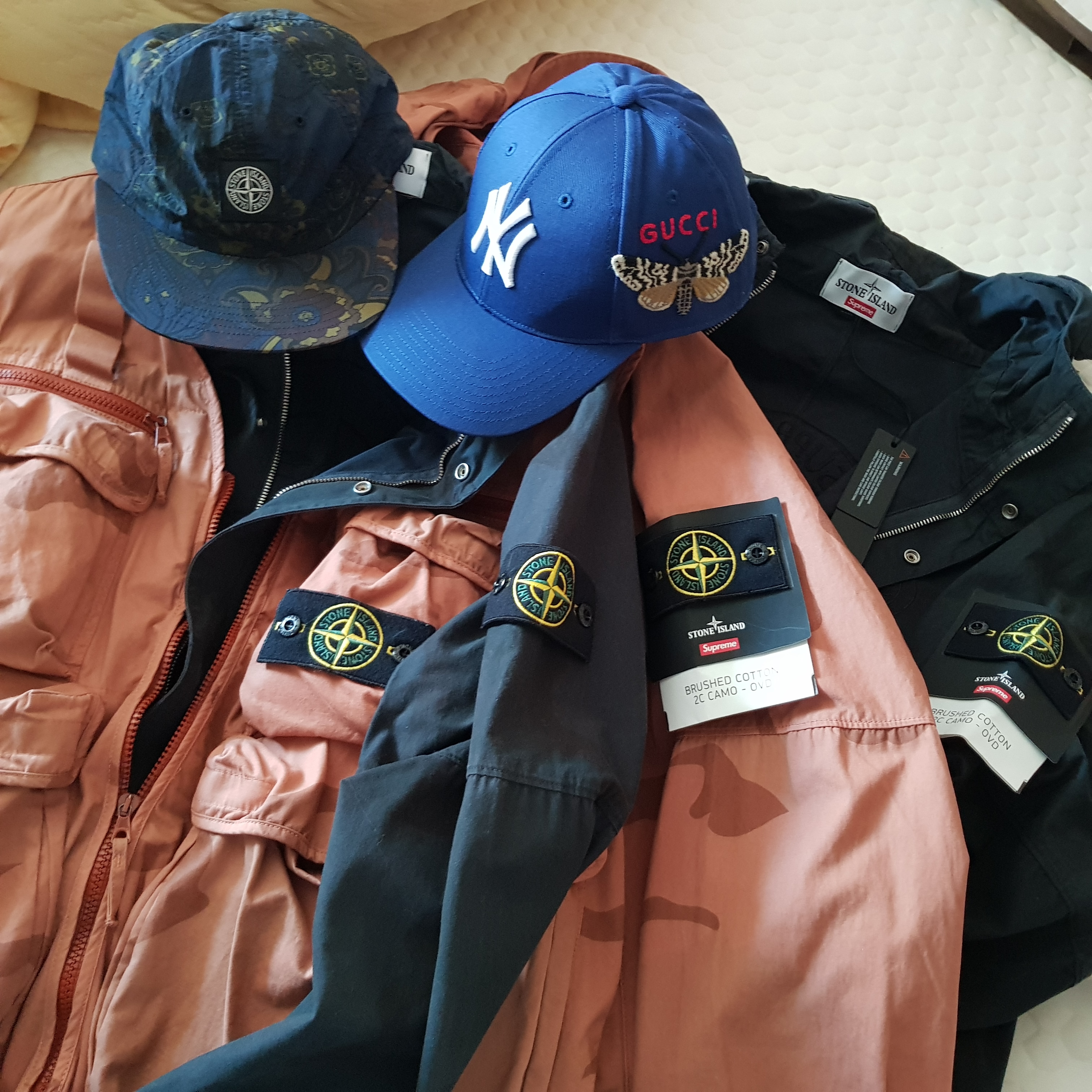 Supreme x Stone Island Riot Mask Camo Jacket Black - 19SS, Supreme x Stone Island Riot Mask Camo Jacket Coral - 19SS 착용 스타일