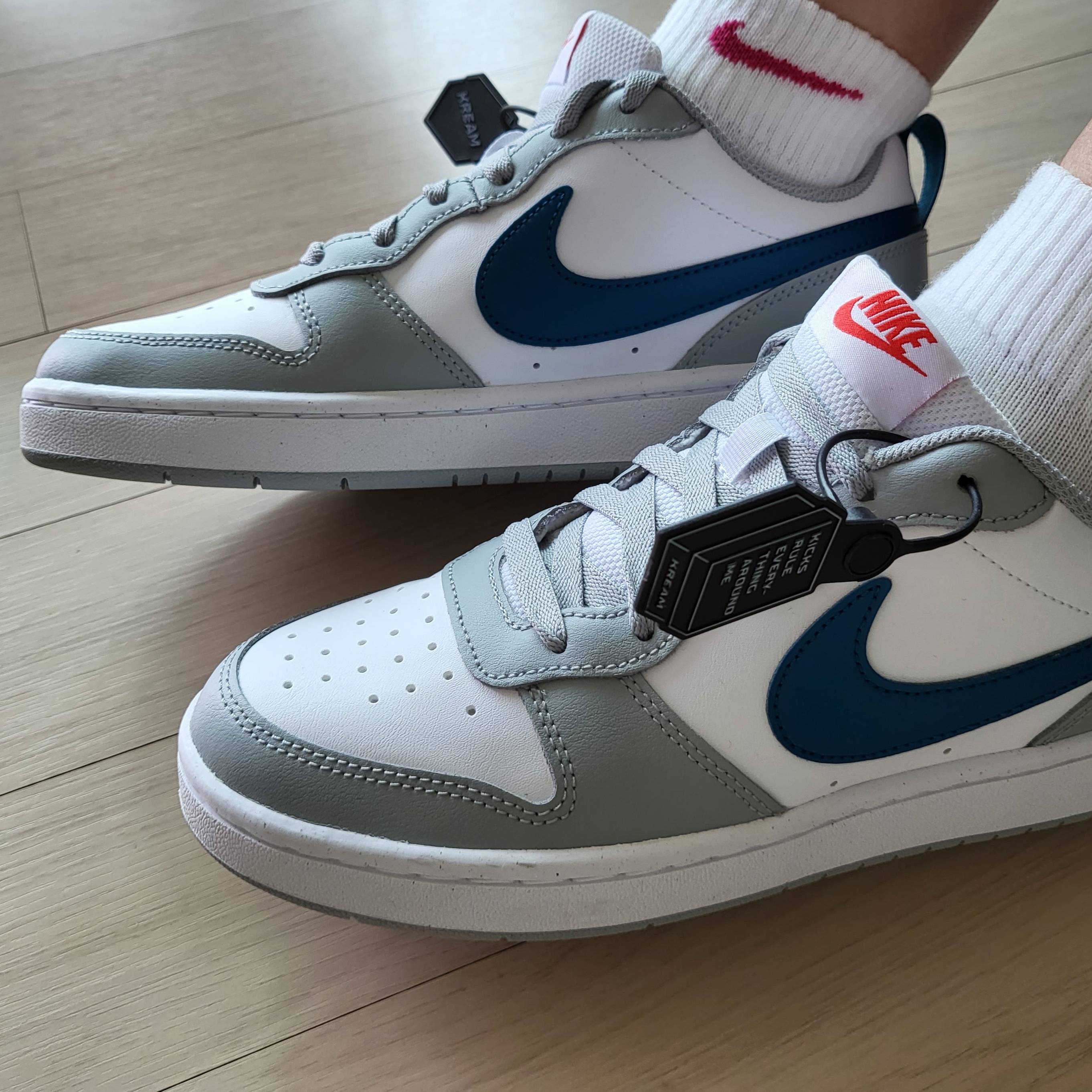 (GS) Nike Court Borough Low 2 Light Smoke Grey 착용 스타일 - 2