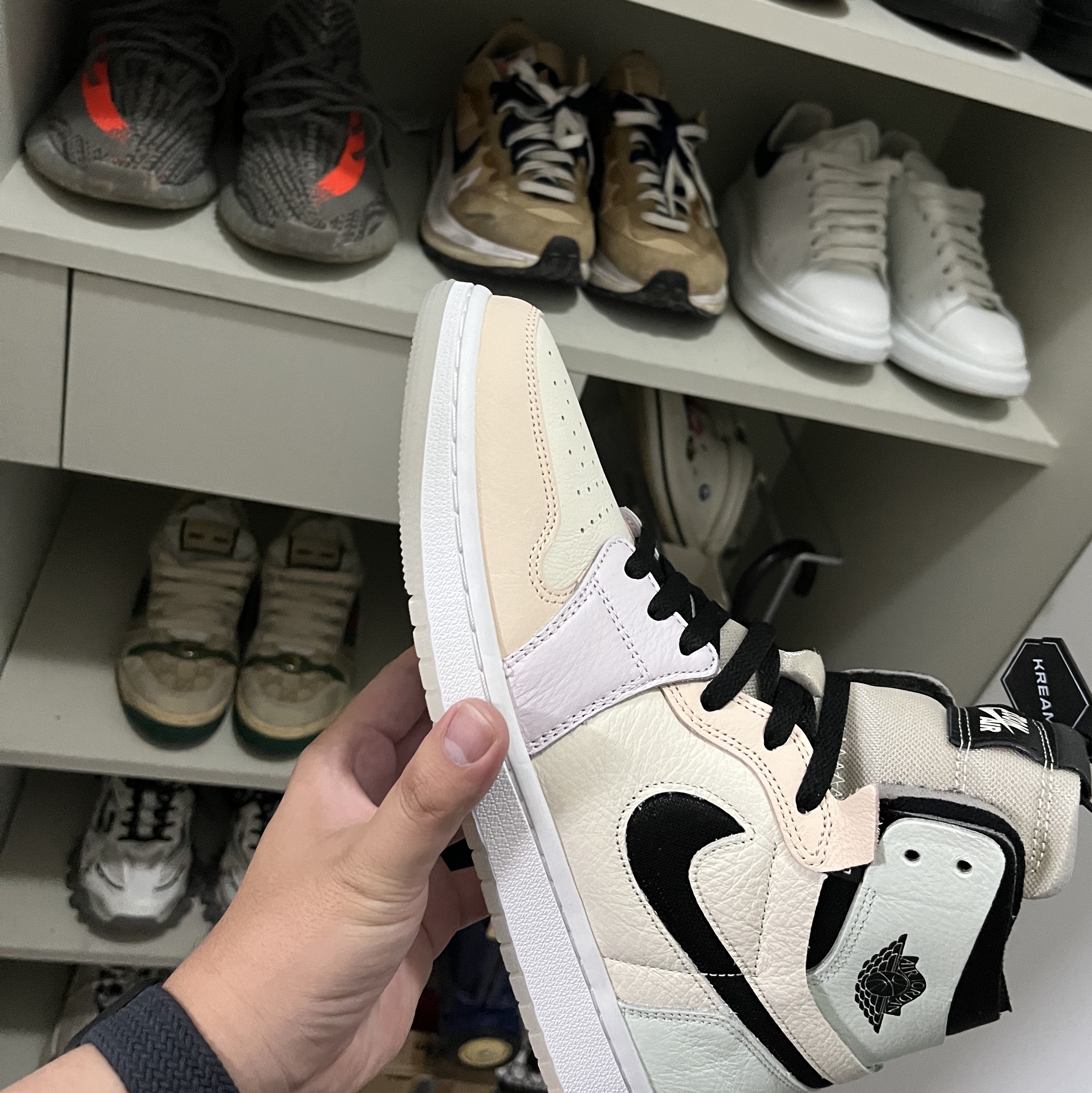 (W) Jordan 1 Zoom Air CMFT Pale Ivory, Adidas Yeezy Boost 350 V2 Beluga 착용 스타일 - 4