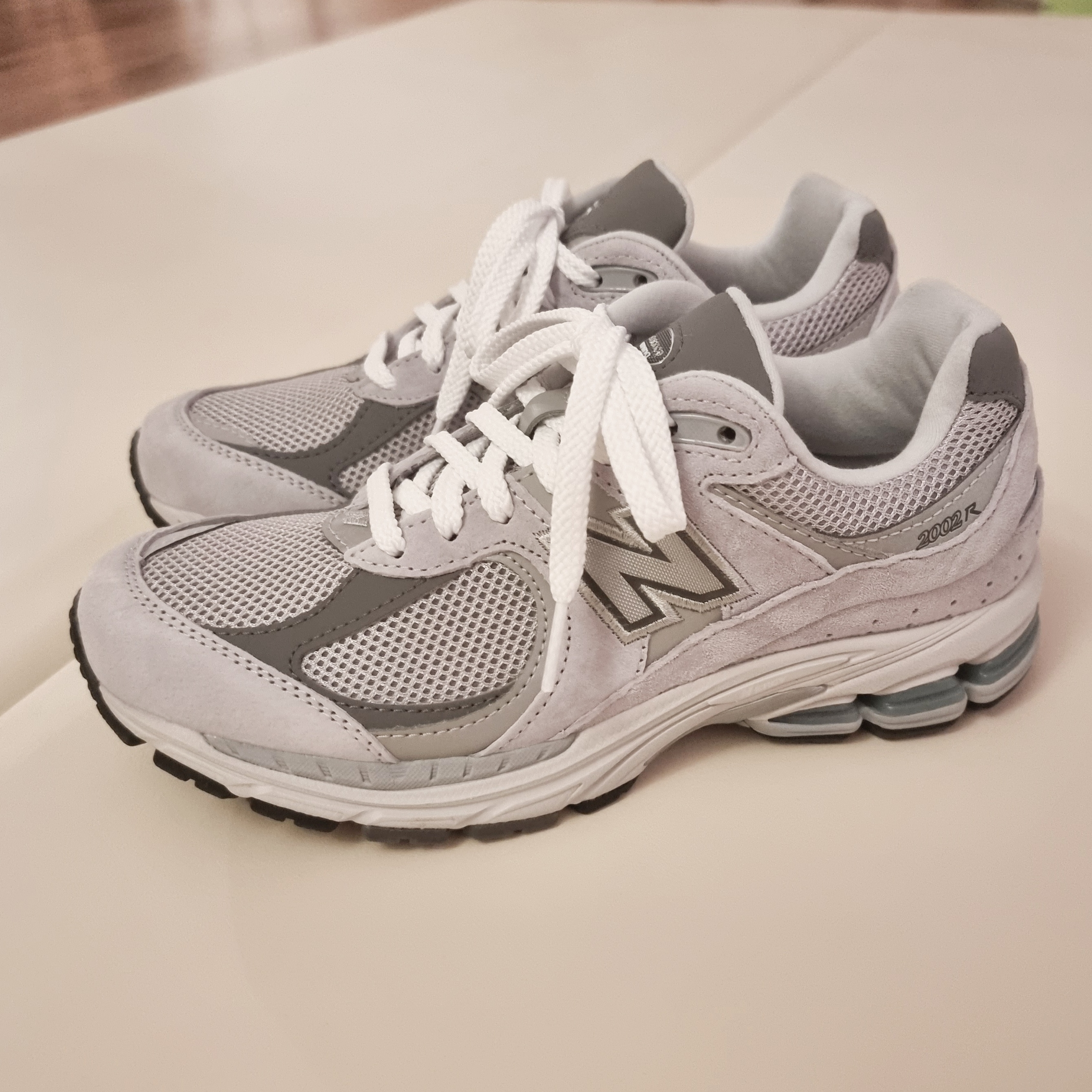 New Balance 2002R T2 Gray 착용 스타일 - 2