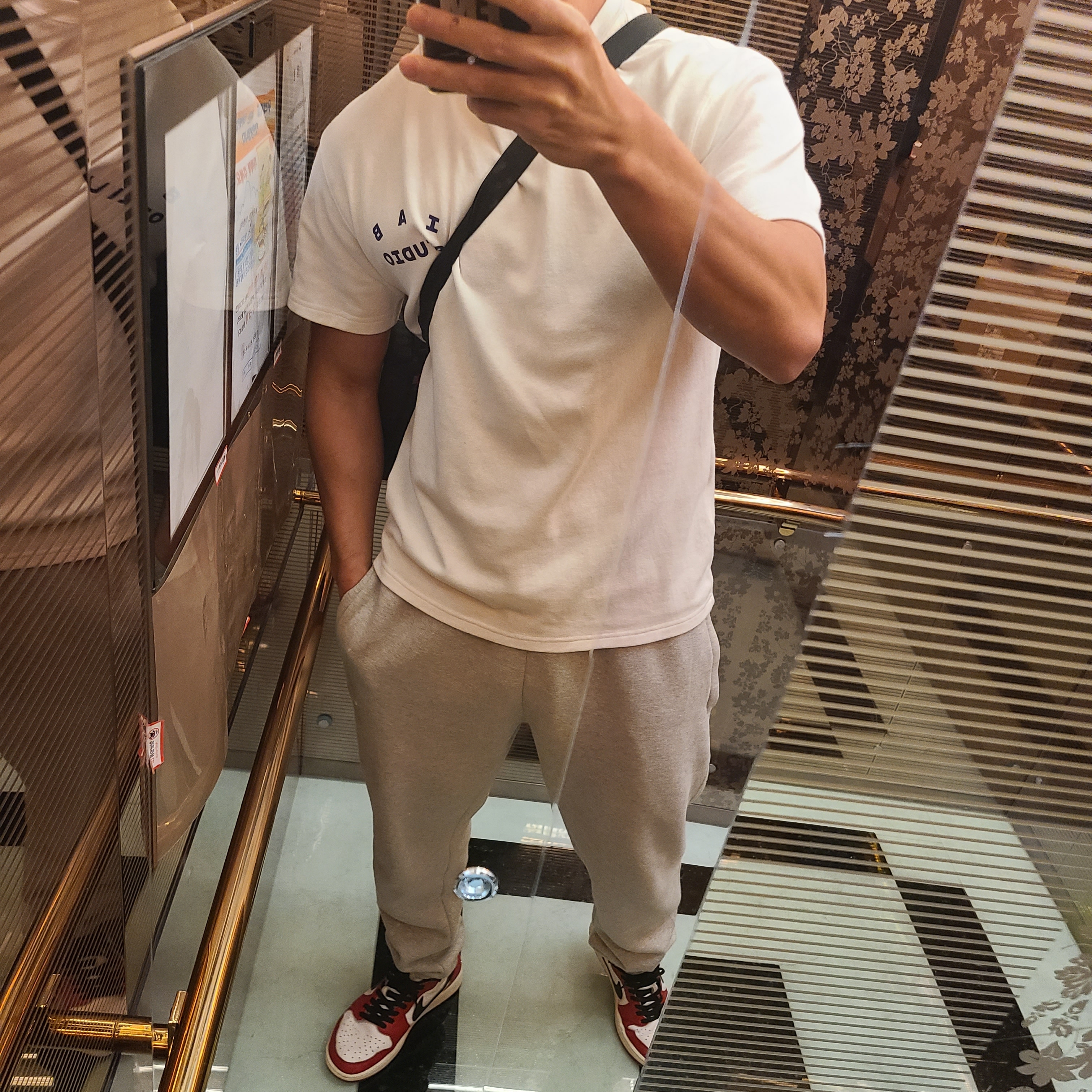 IAB Studio T-Shirt White, (W) Nike NRG Solo Swoosh Fleece Pants Dark Grey Heather - Asia 착용 스타일