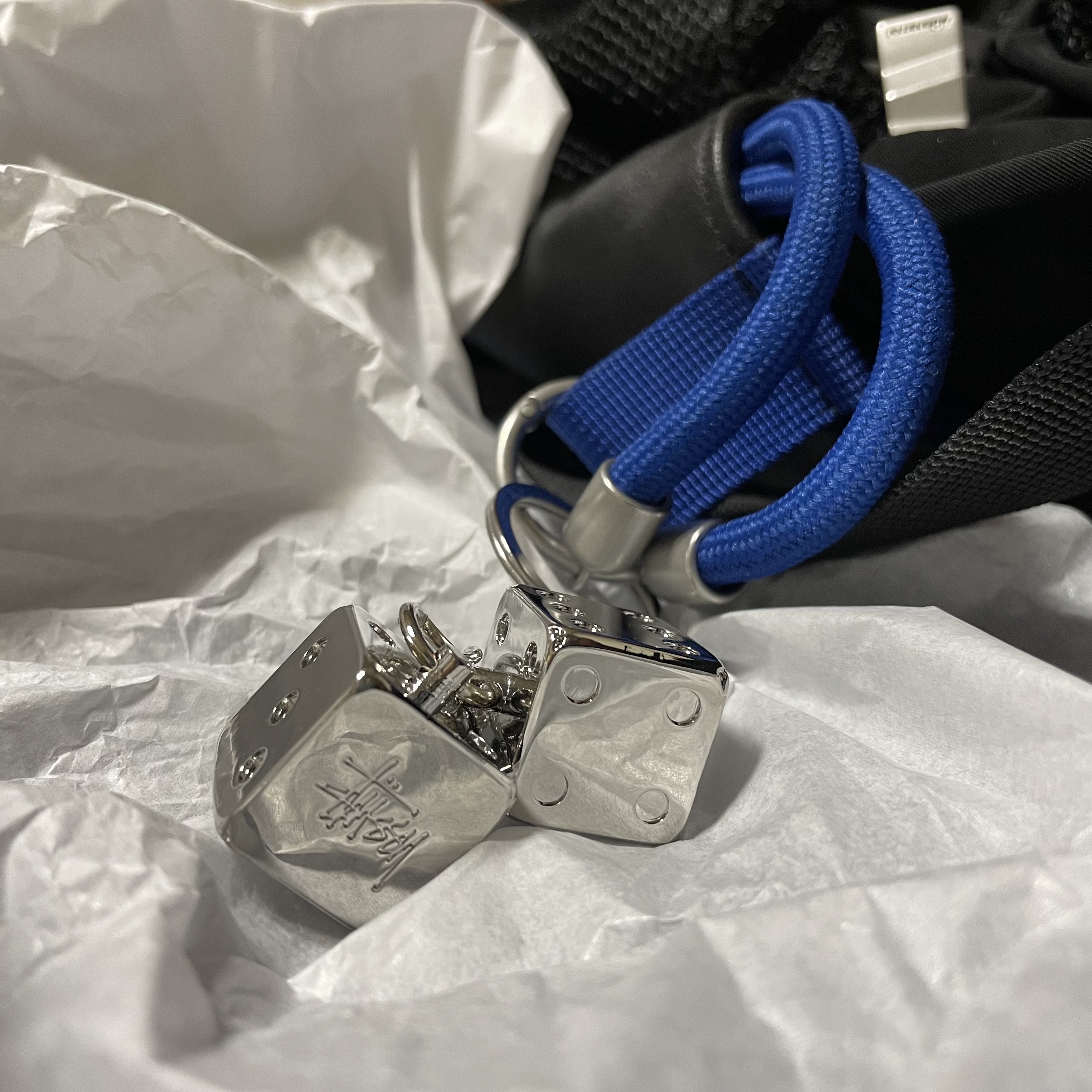 Stussy Metal Dice Keychain Silver 착용 스타일