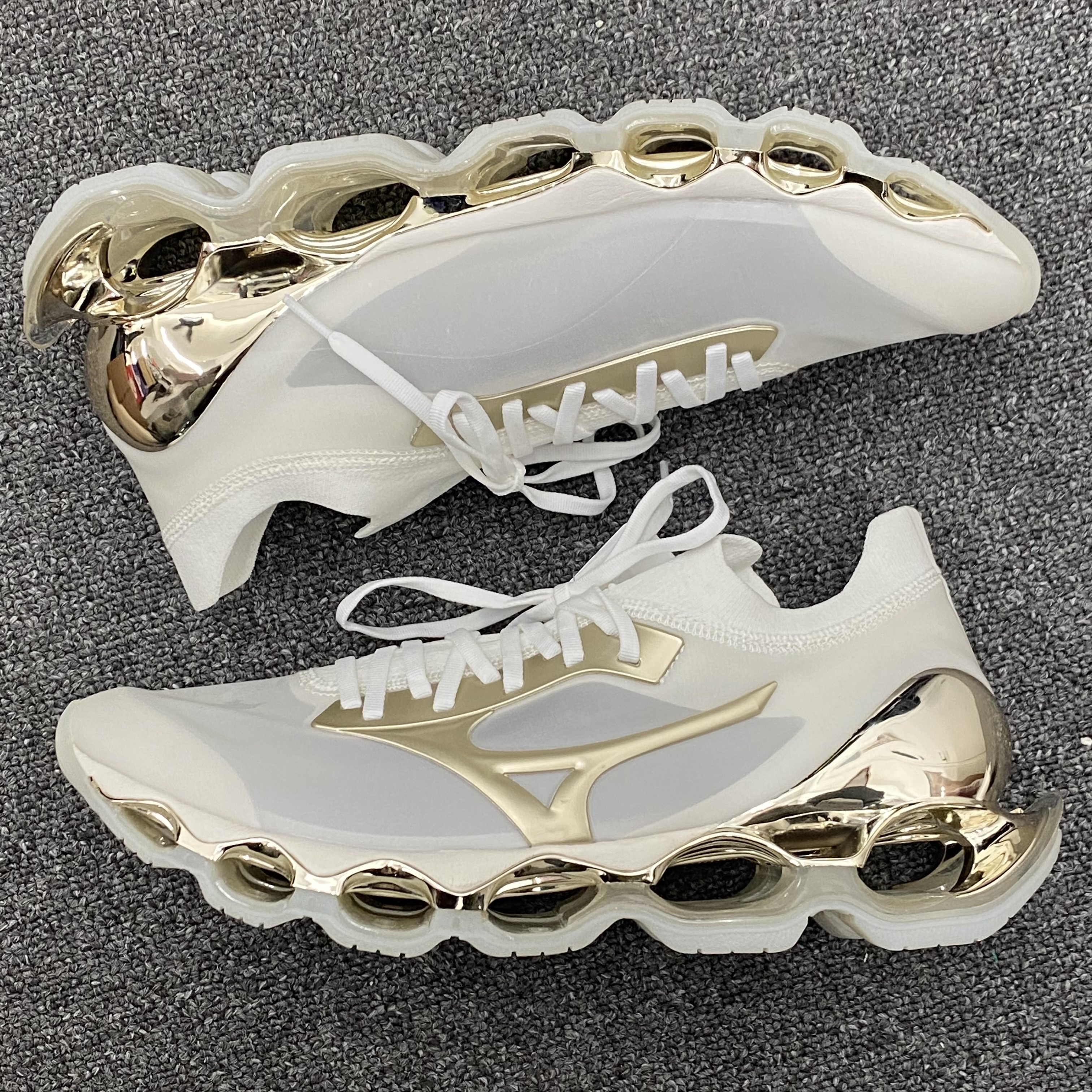 Mizuno x Sorayama Hajime Wave Prophecy Champagne Gold 착용 스타일