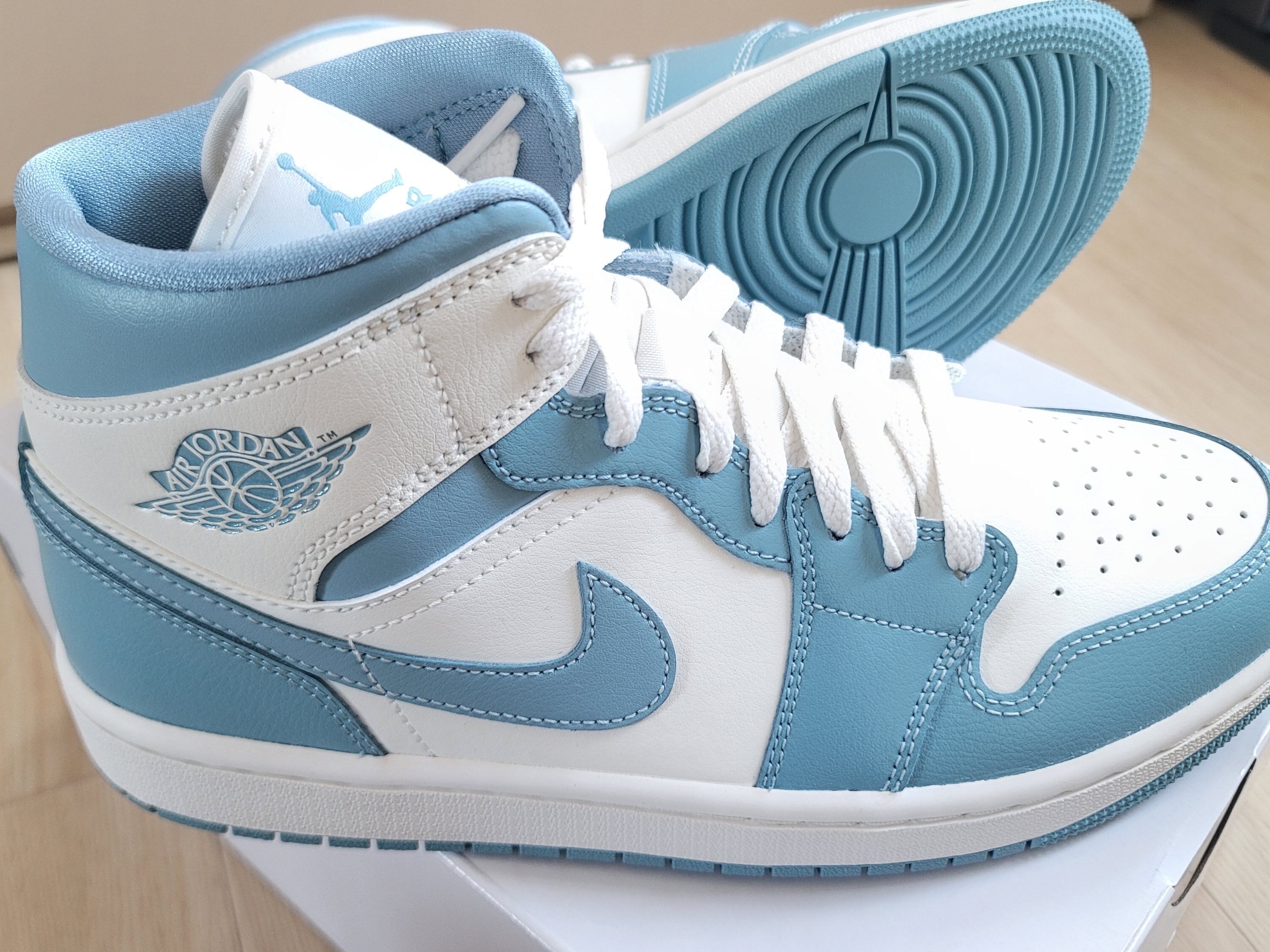 (W) Jordan 1 Mid Sail and Worn Blue, (W) Jordan 1 Mid Barely Rose 착용 스타일 - 3