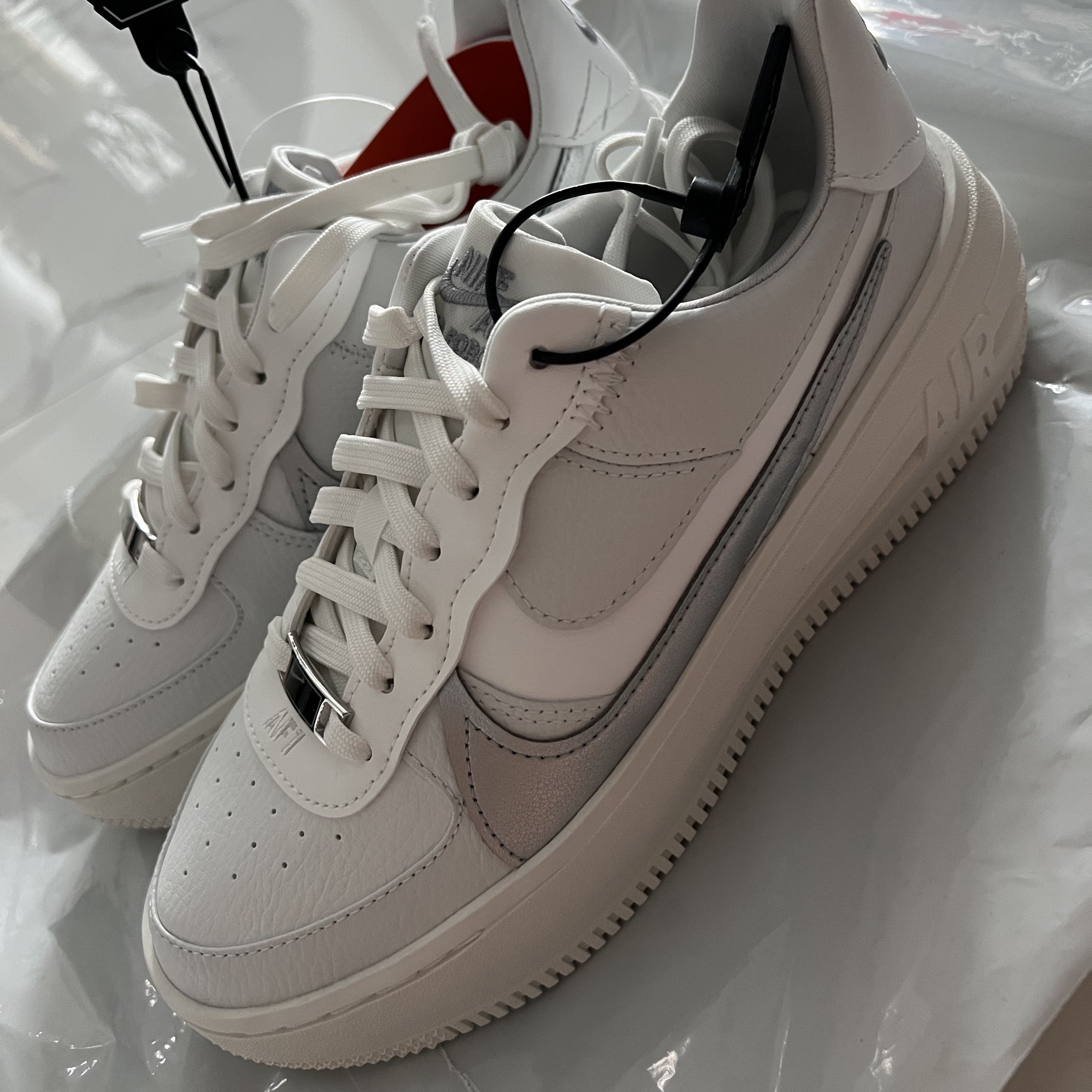 (W) Nike Air Force 1 PLT.AF.ORM Summit White Metallic Silver 착용 스타일