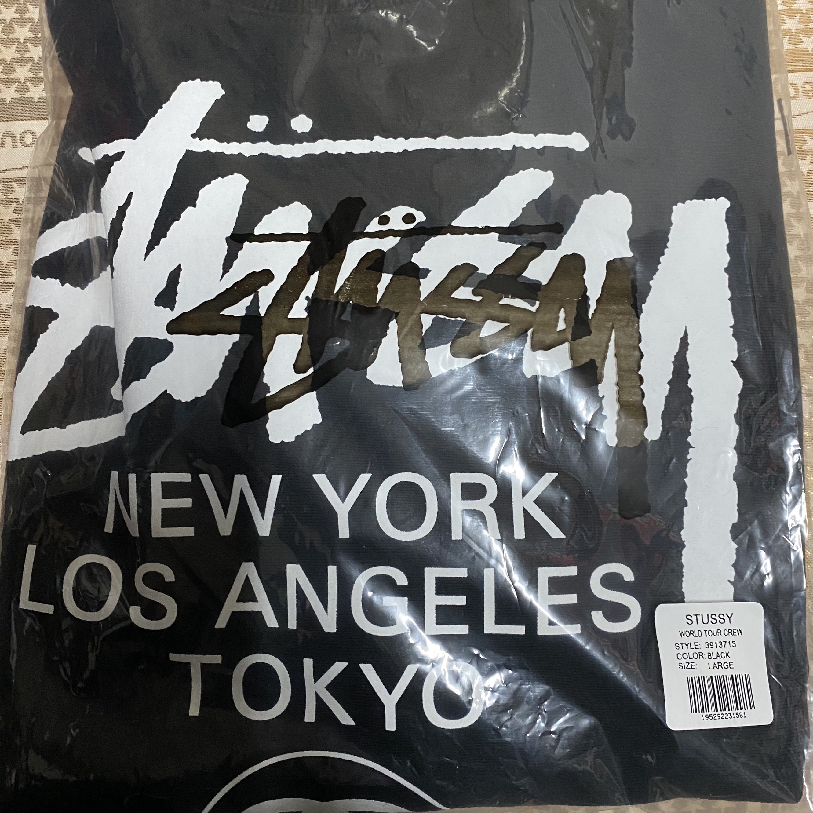Stussy World Tour Crew Black 2022 착용 스타일