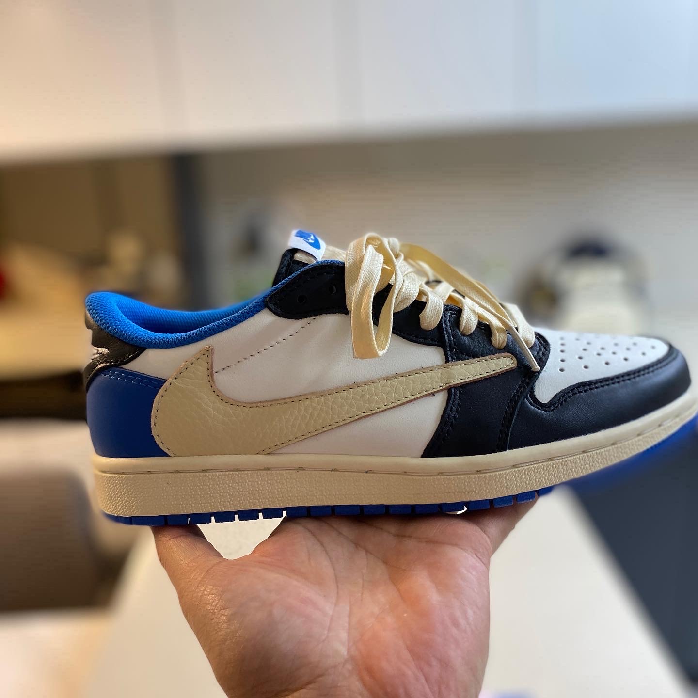 Jordan 1 x Travis Scott x Fragment Retro Low OG SP Military Blue 착용 스타일 - 2