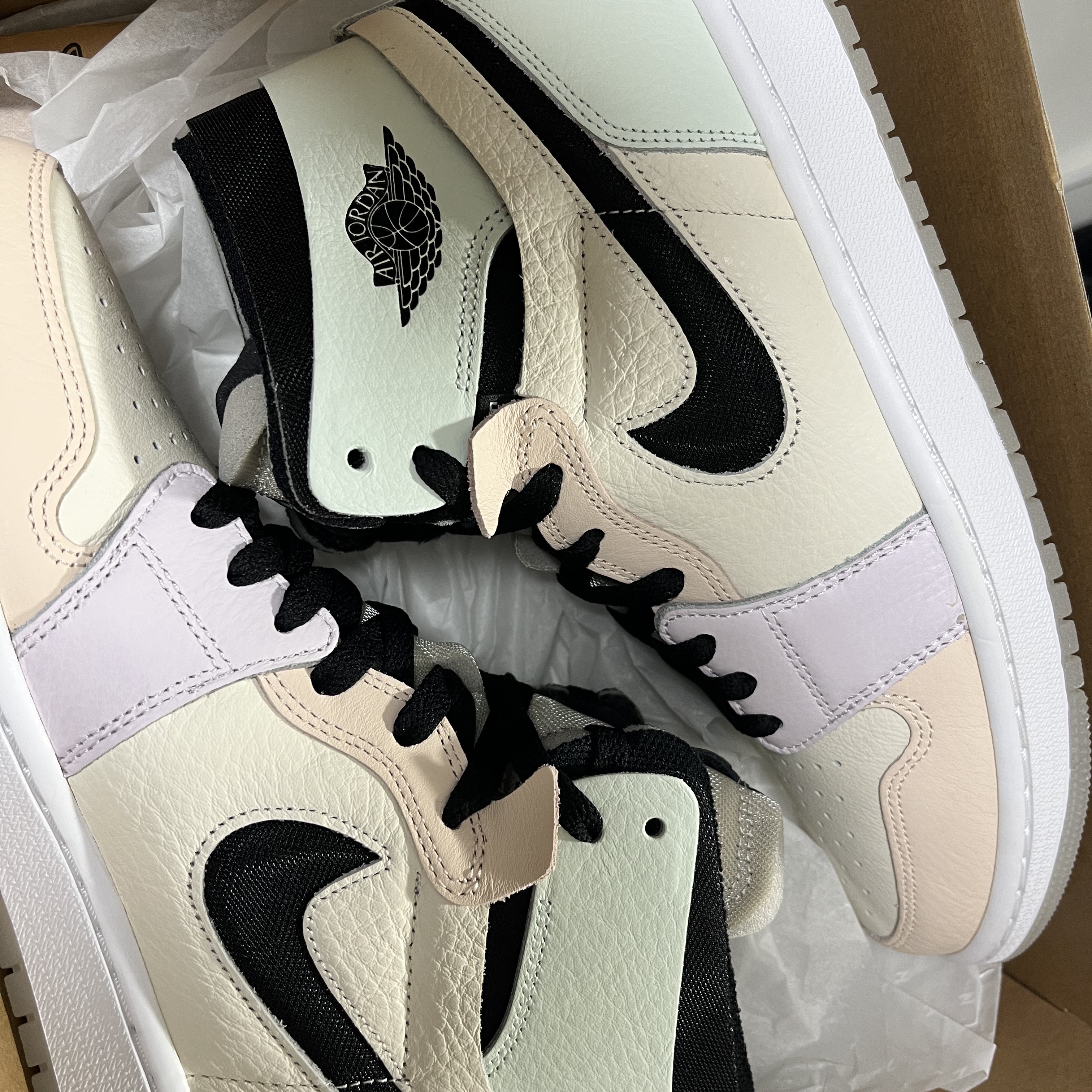 (W) Jordan 1 Zoom Air CMFT Pale Ivory, Adidas Yeezy Boost 350 V2 Beluga 착용 스타일 - 1
