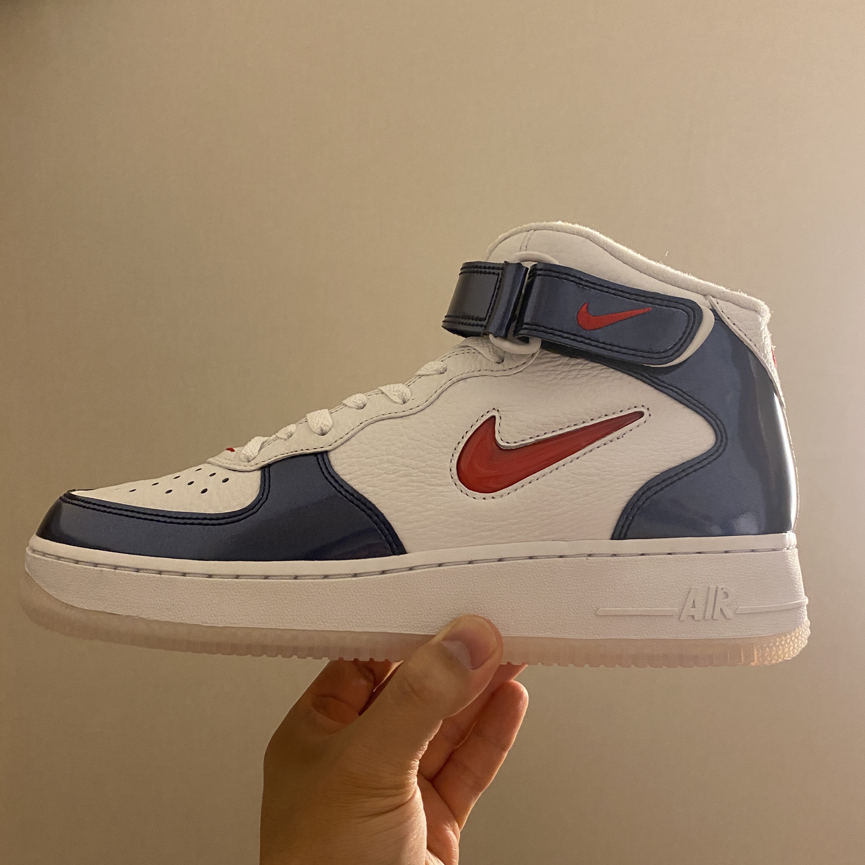 Nike Air Force 1 Mid QS University Red and Midnight Navy 착용 스타일