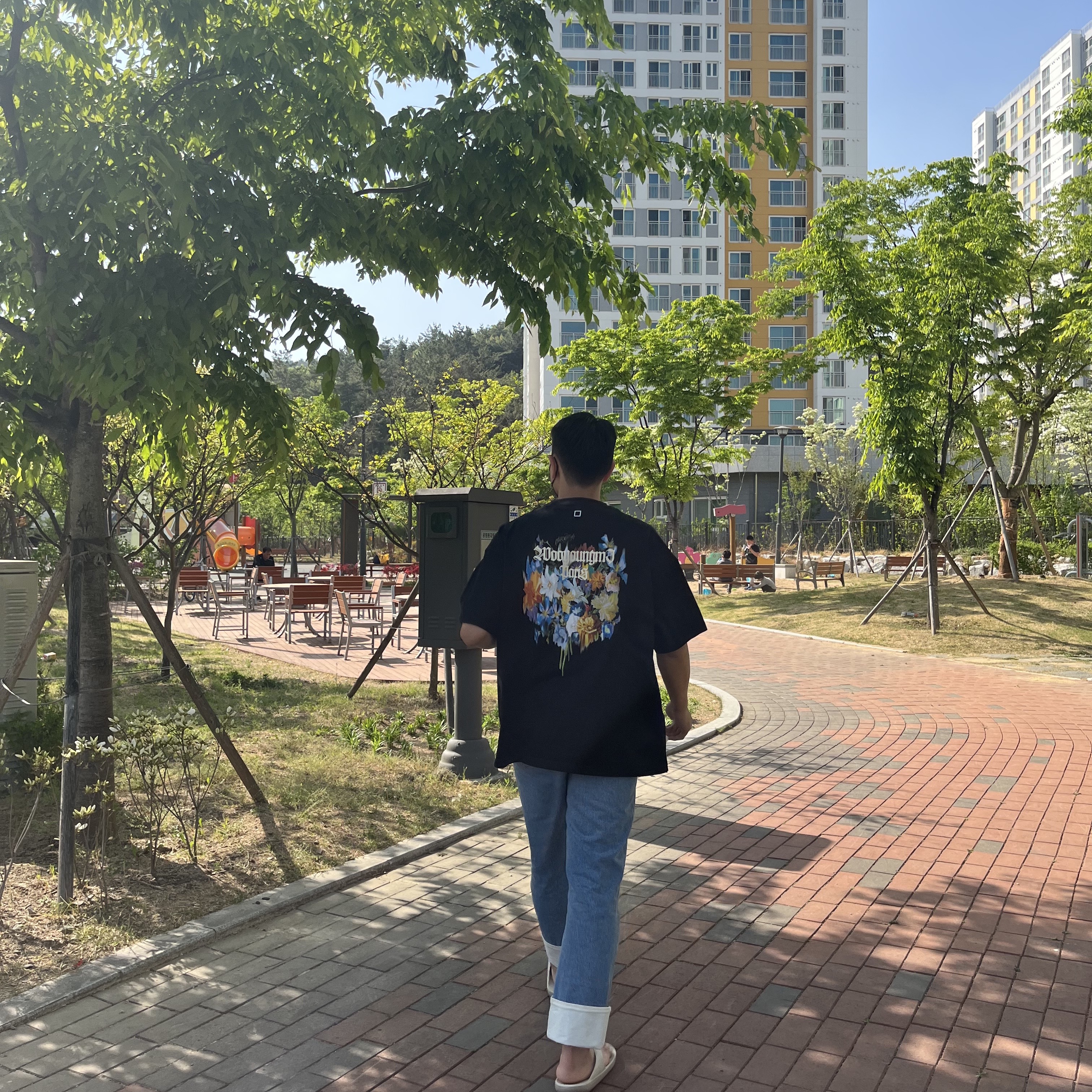 Wooyoungmi Multi Flower T-Shirt Black - 22SS 착용 스타일