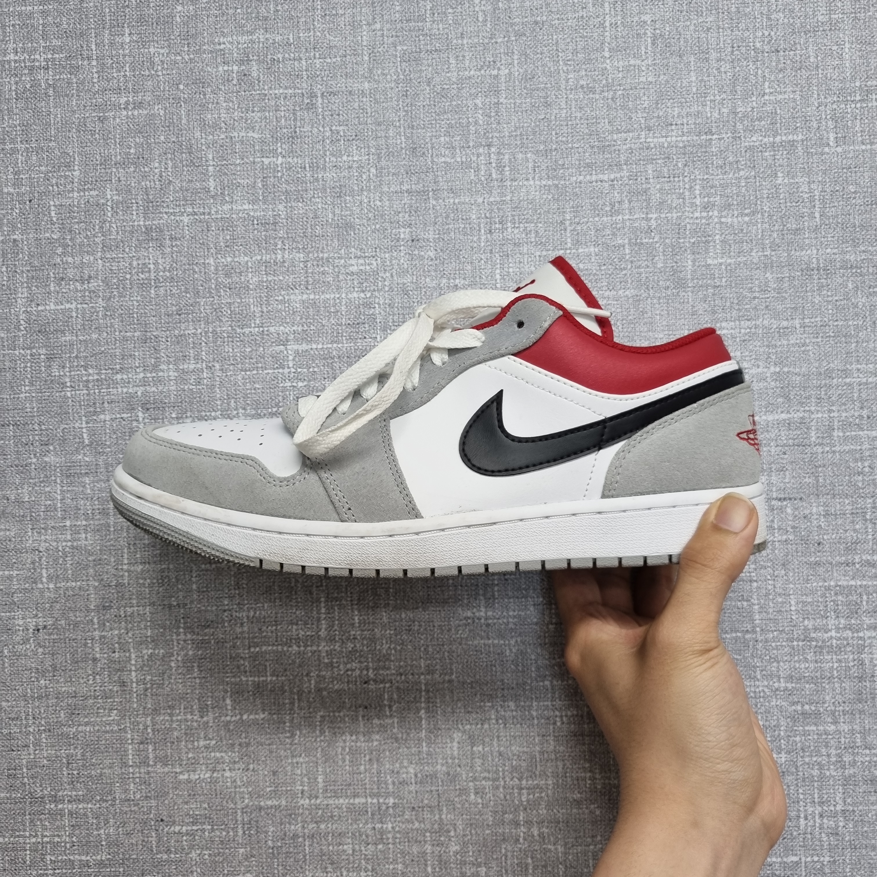 Jordan 1 Low SE Light Smoke Grey Gym Red 착용 스타일