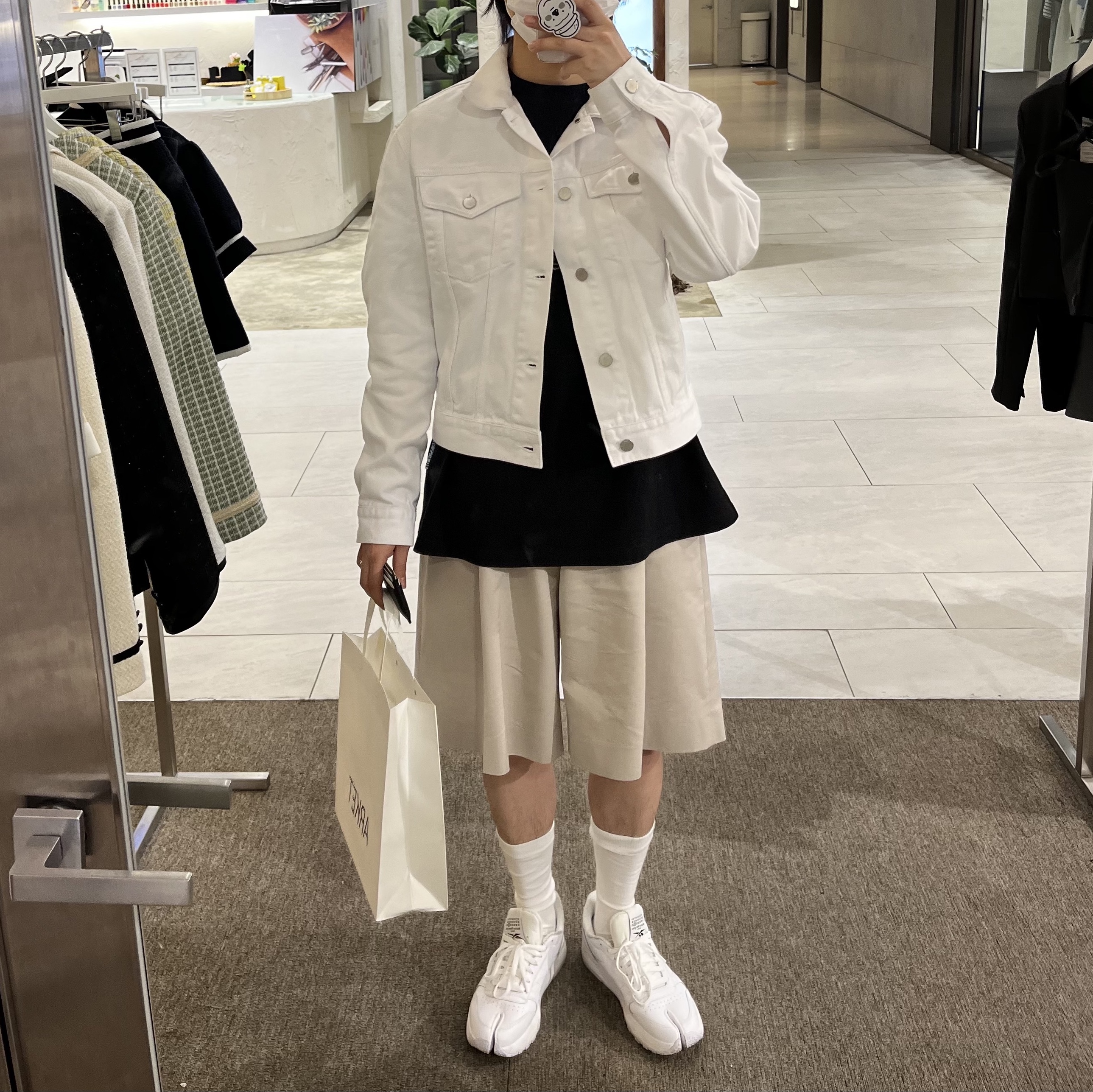 Reebok x Maison Margiela Classic Leather Tabi Shoes White, Telfar Large Shopping Bag Chocolate 착용 스타일 - 1