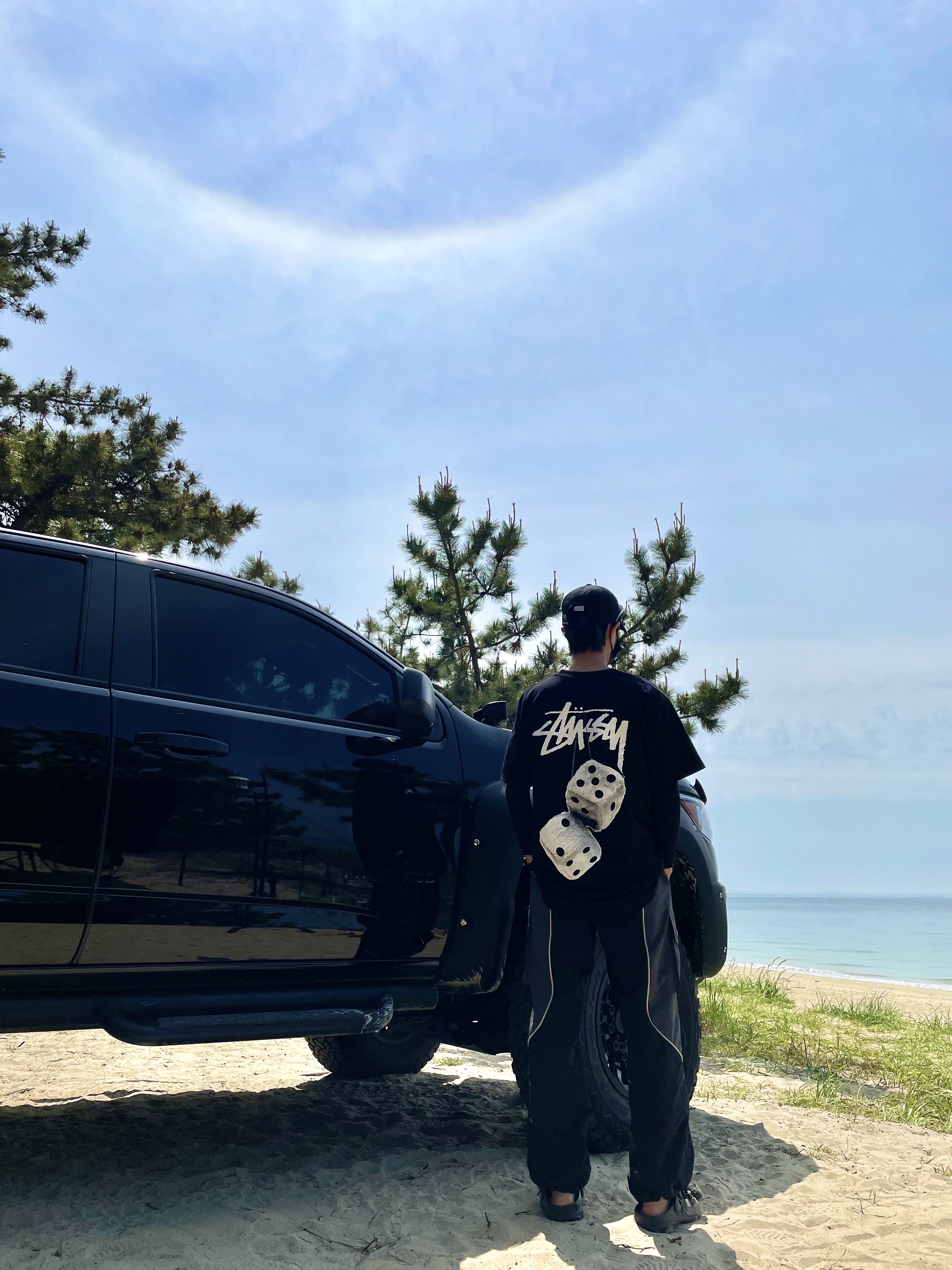 Stussy Fuzzy Dice T-Shirt Black, Crocs x Beams Classic All Terrain Mountain Parka Clog Grey 착용 스타일 - 2